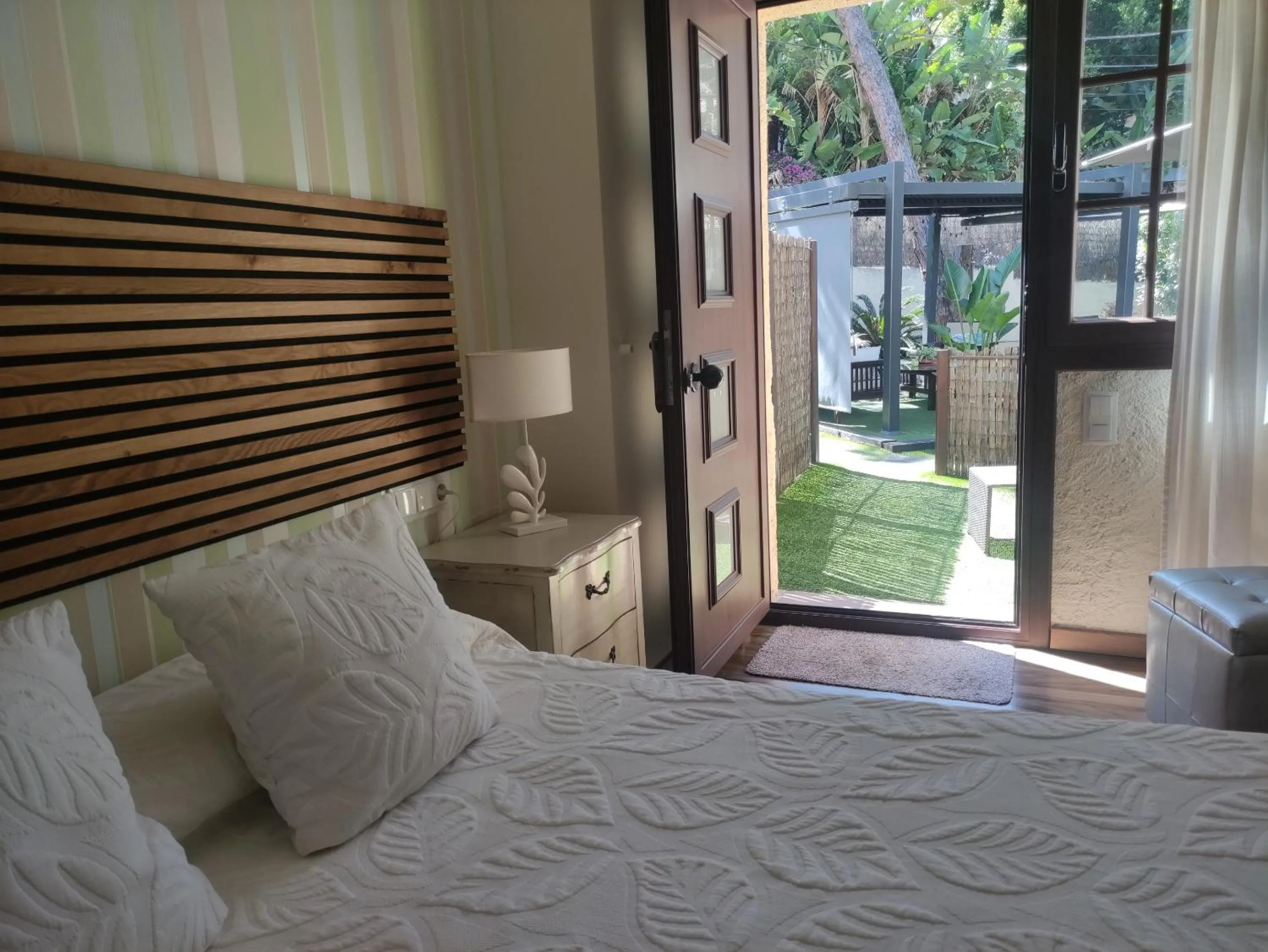 Bedroom, Bed in Cal Music B&B