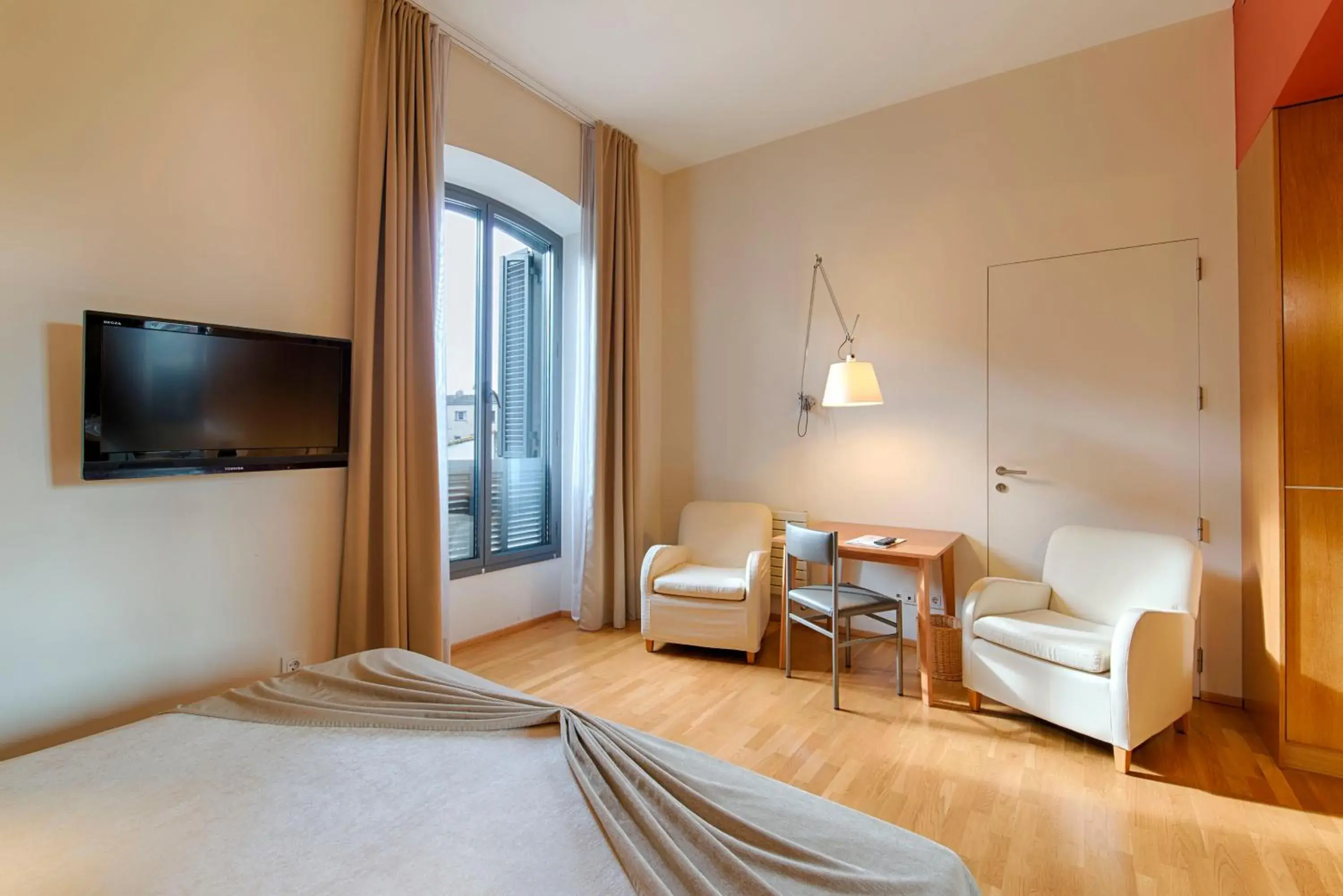 Superior Twin Room with Garden View in Hotel Balneario Prats Superior Twin Room with Garden View in Hotel Balneario Prats