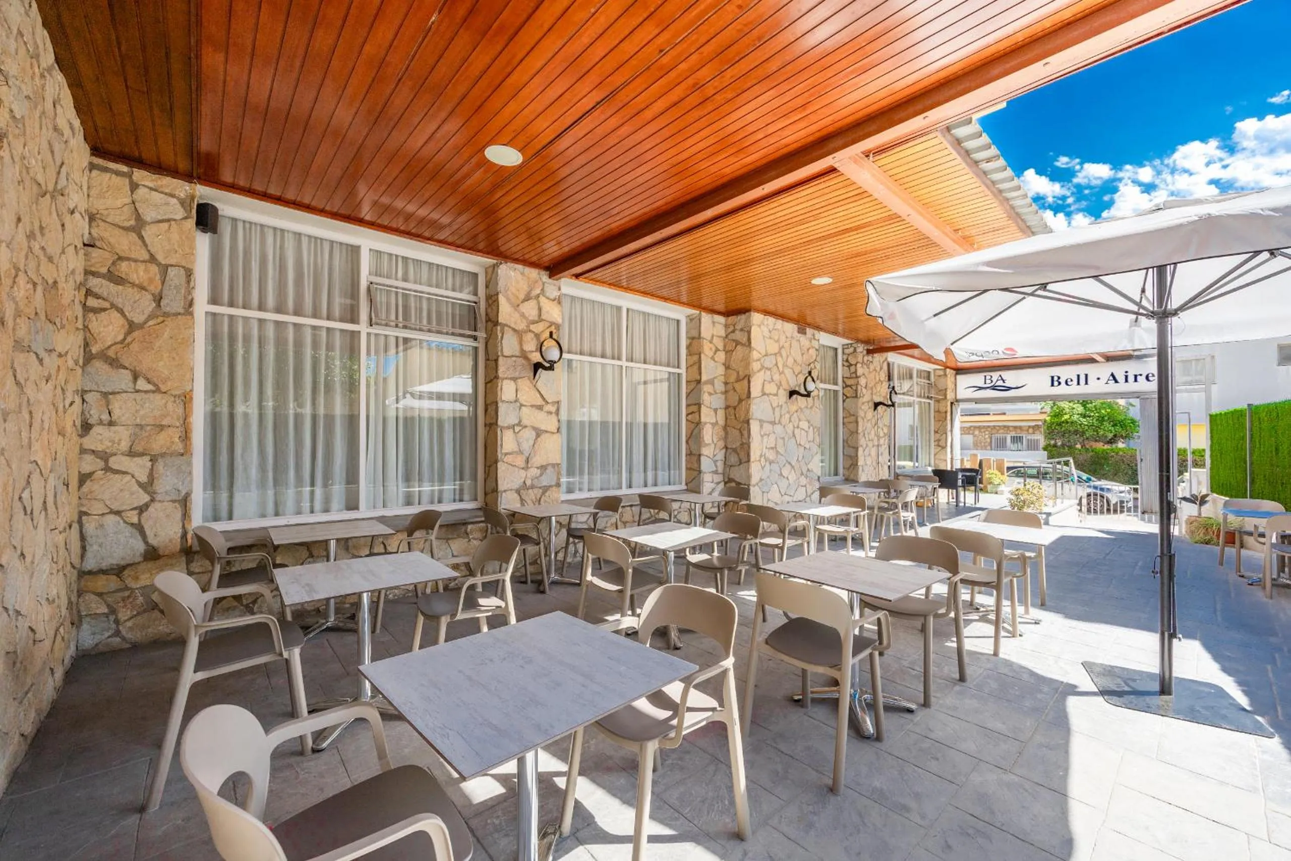 Restaurant/places to eat in Hotel Bell Aire