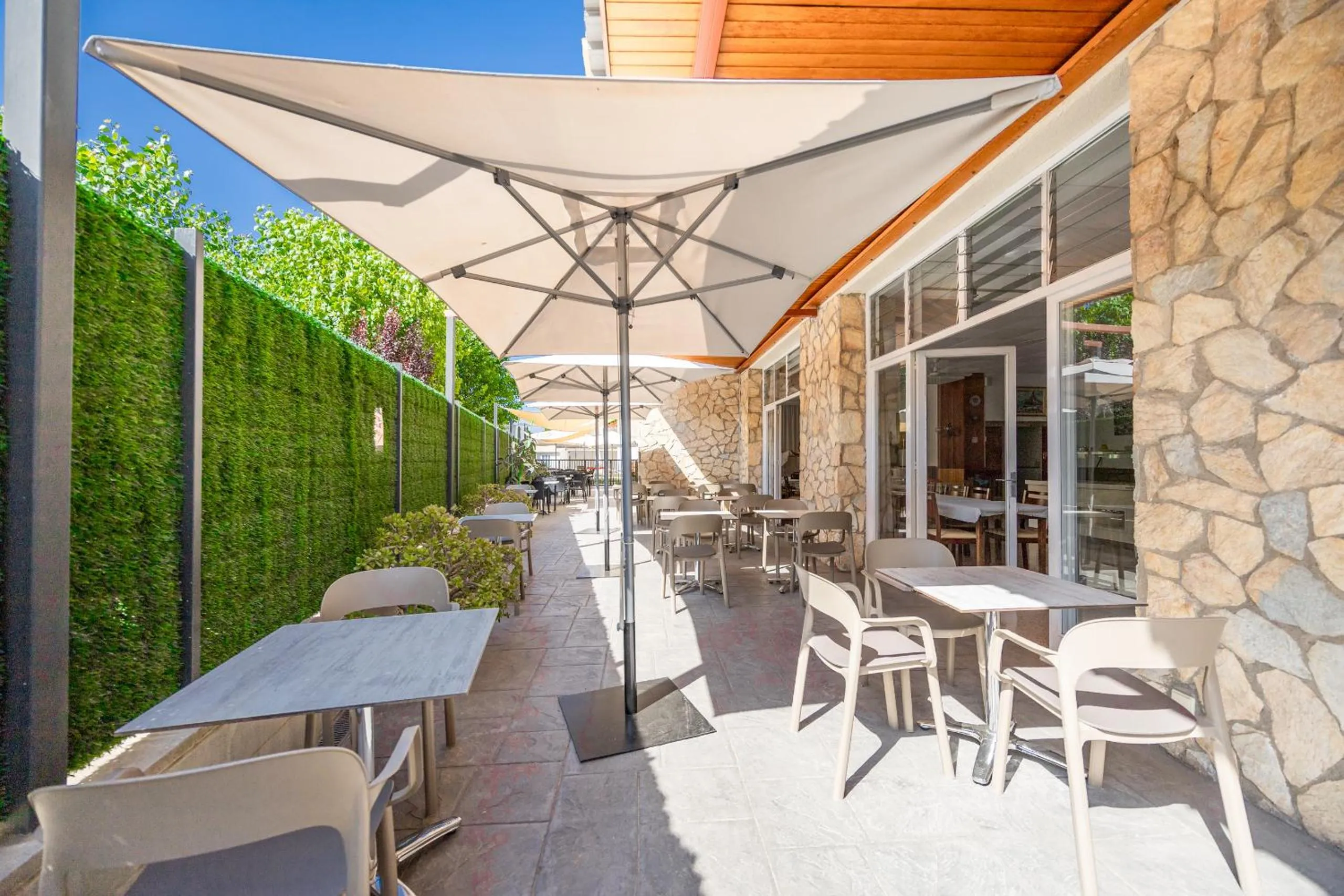 Restaurant/places to eat in Hotel Bell Aire