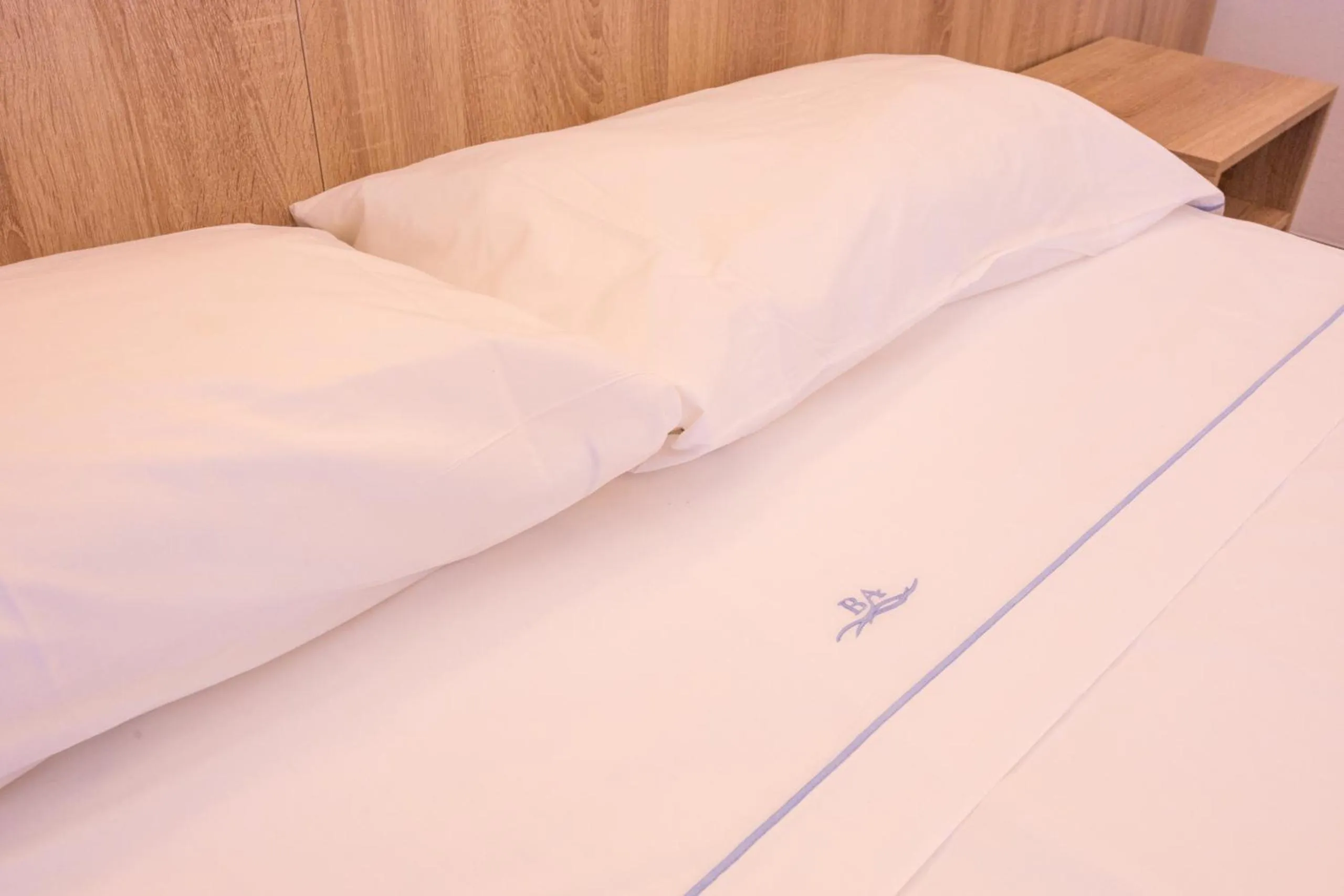 Text overlay, Bed in Hotel Bell Aire