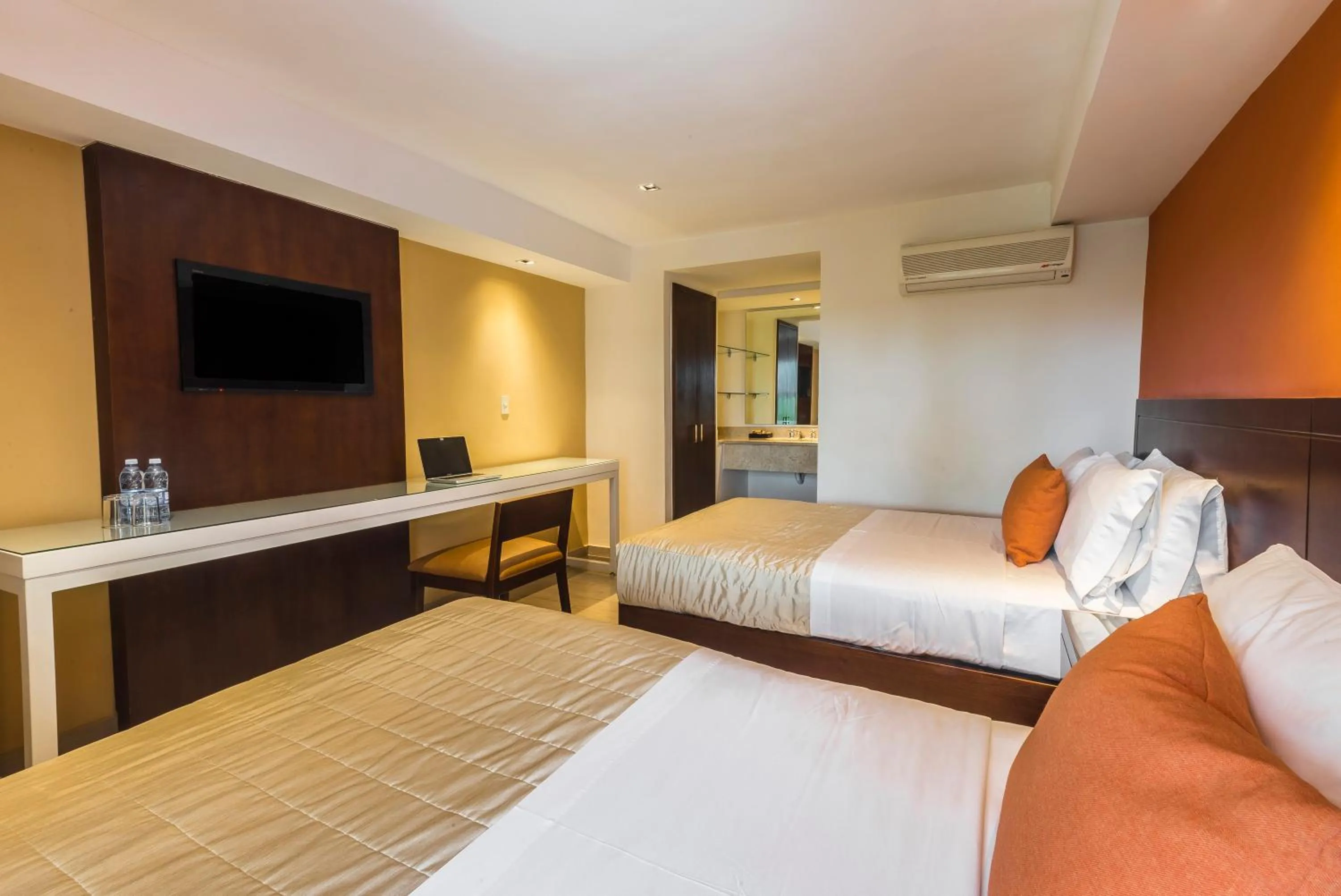 Bedroom, Bed in Hotel Puerta Del Sol Guadalajara