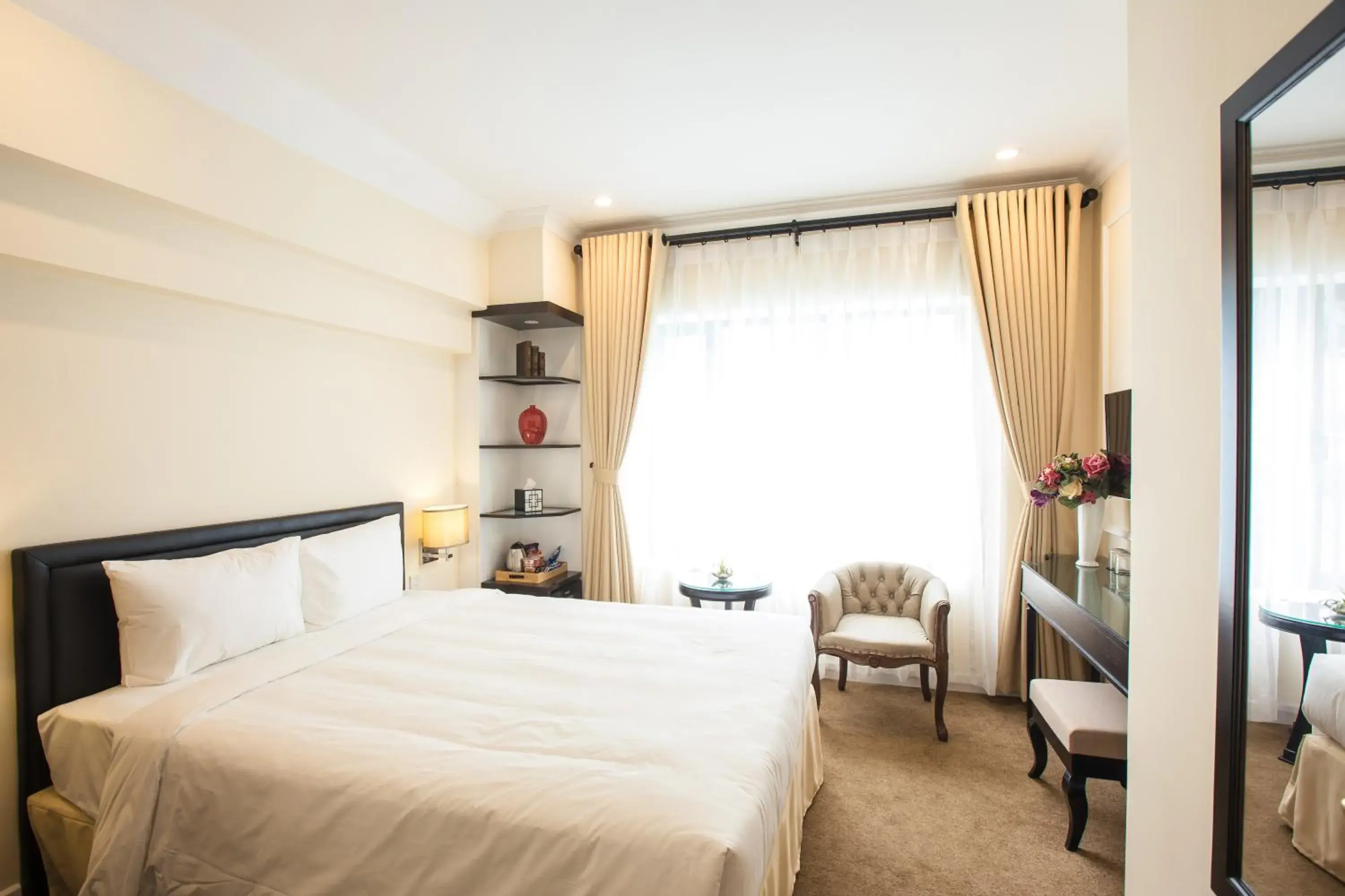 Superior Double Room in Dinh Elegant Hanoi Hotel Superior Double Room in Dinh Elegant Hanoi Hotel