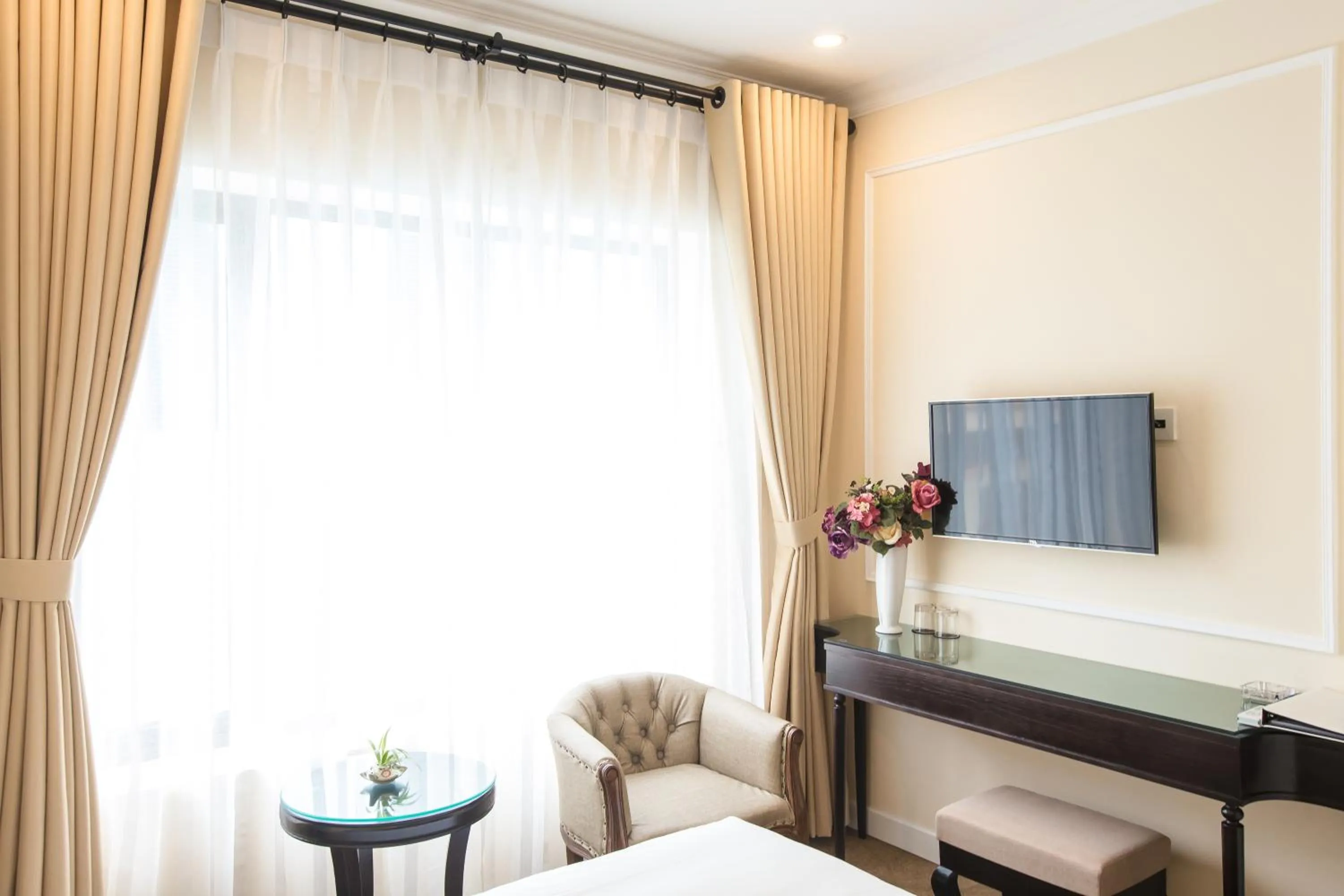 TV and multimedia, Bed in Dinh Elegant Hanoi Hotel