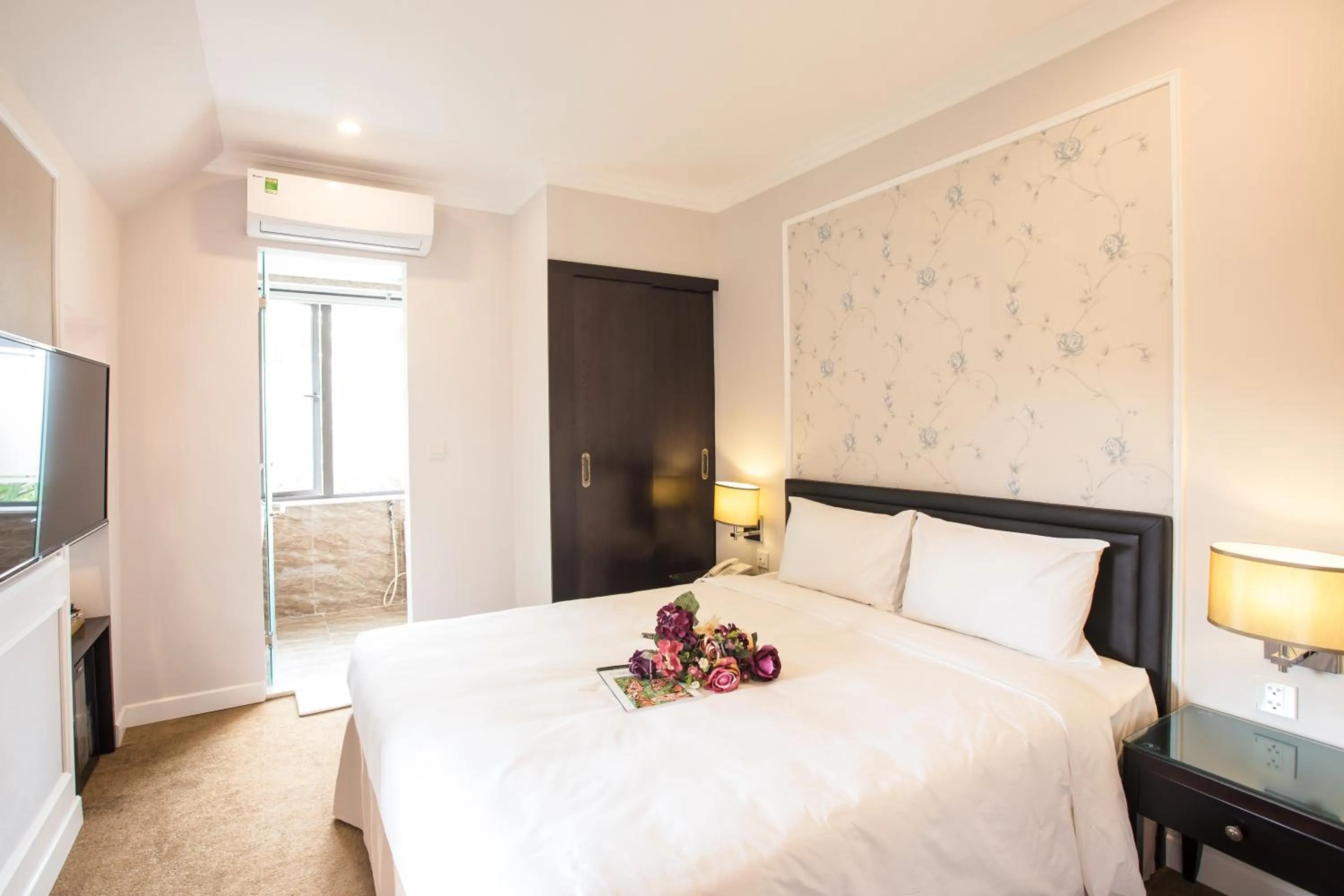 TV and multimedia, Bed in Dinh Elegant Hanoi Hotel