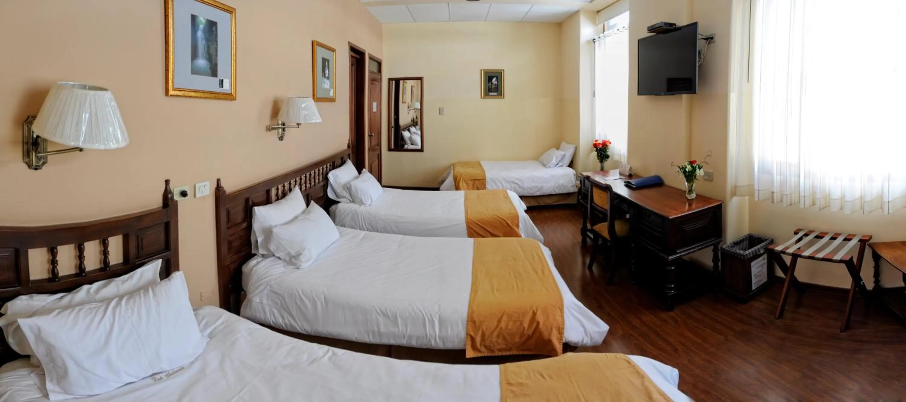 Photo of the whole room, Bed in Hotel Real Audiencia