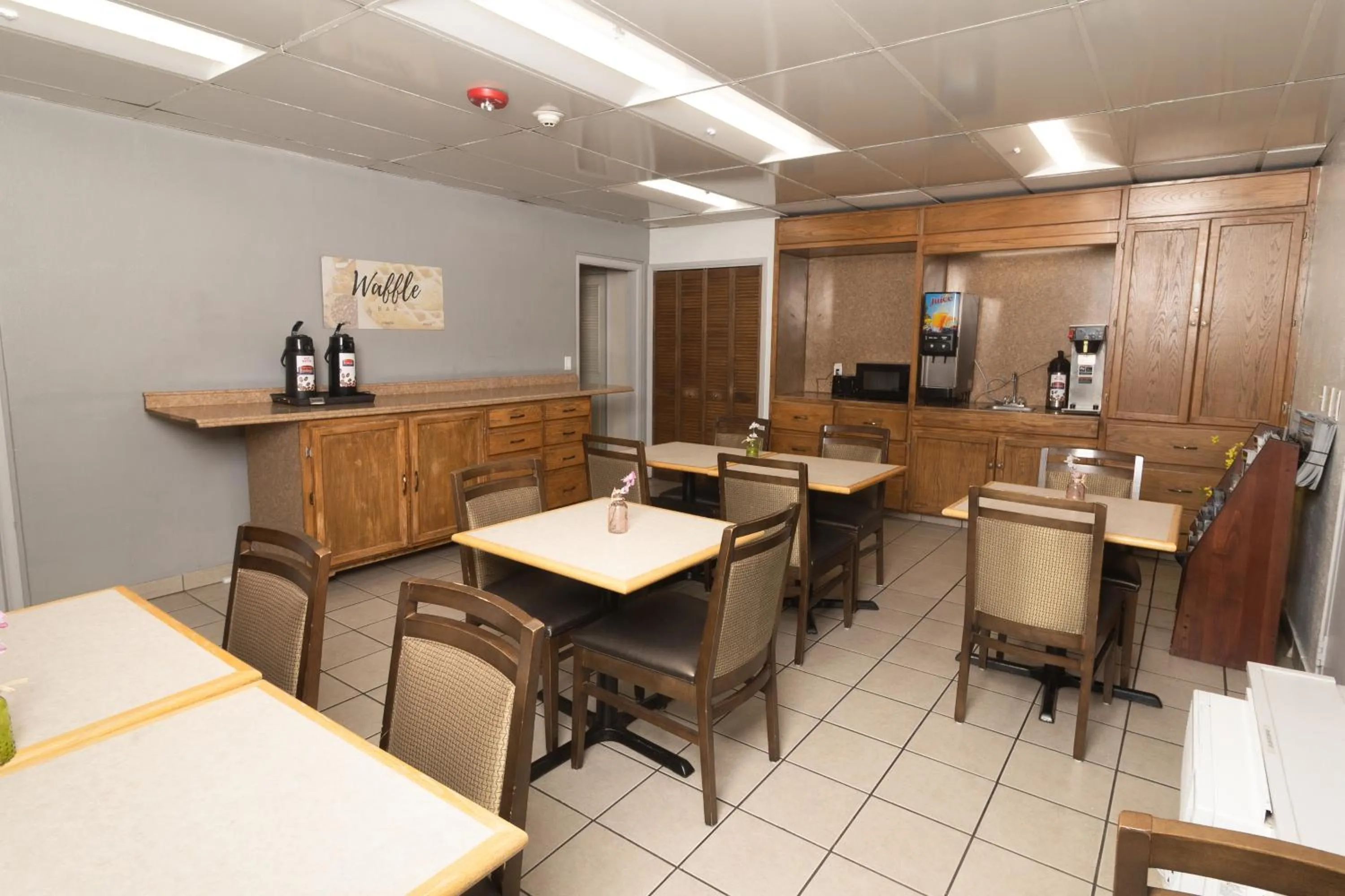 Breakfast in FairBridge Inn & Suites - Lewiston