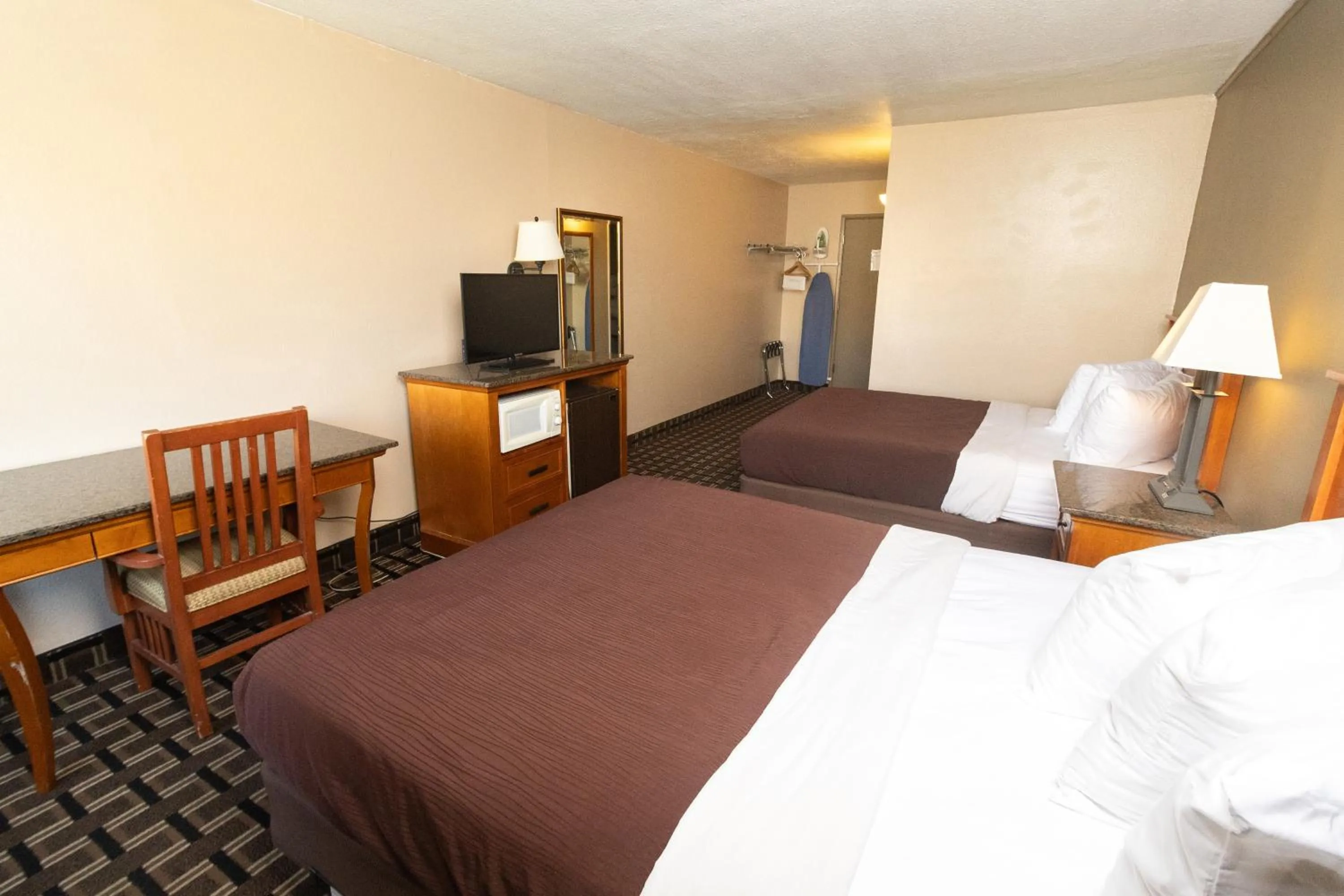 Bed in FairBridge Inn & Suites - Lewiston
