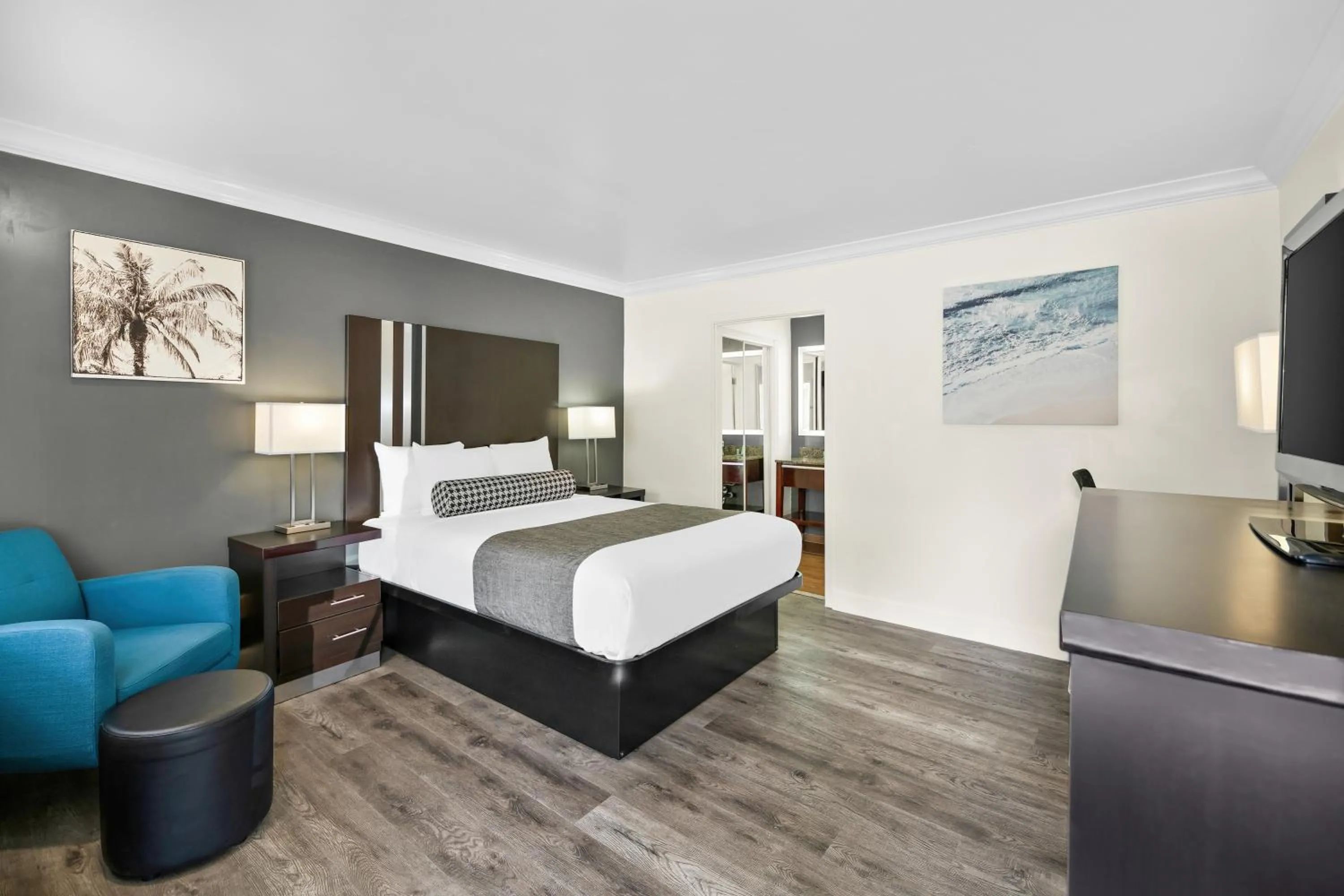 Toilet, Bed in Best Western Park Crest Inn