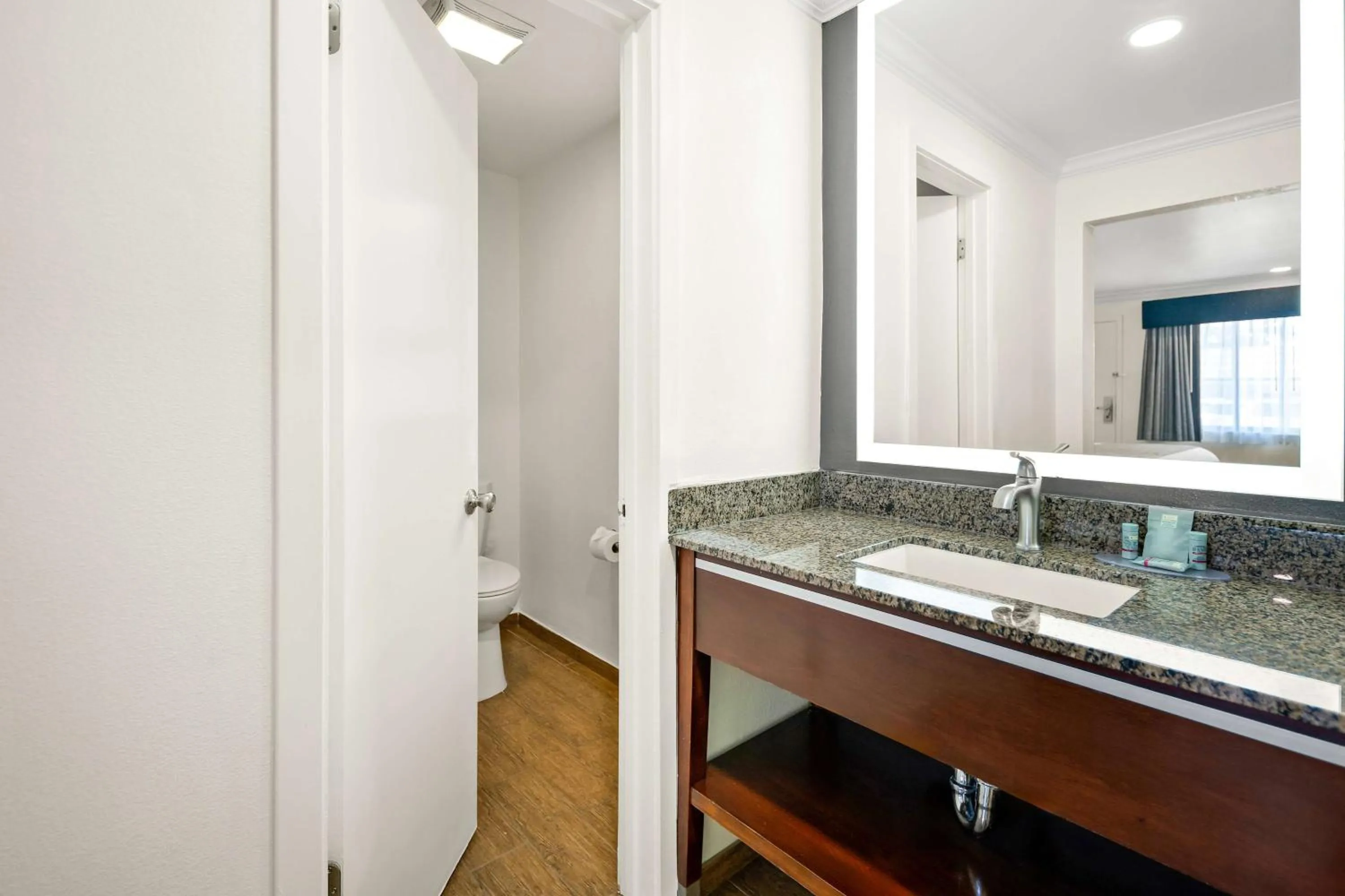 Bathroom in Best Western Park Crest Inn