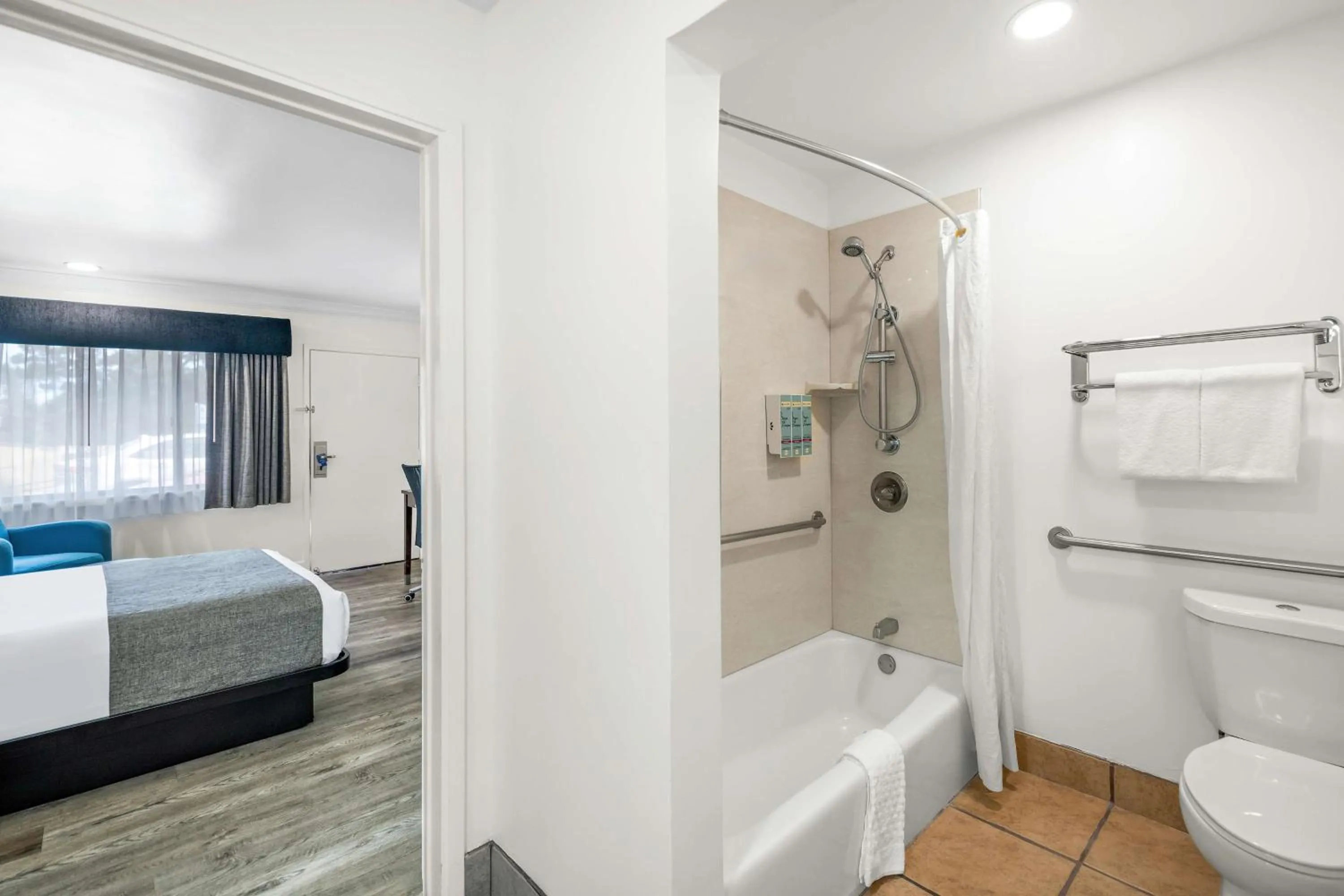 Bathroom, Bed in Best Western Park Crest Inn