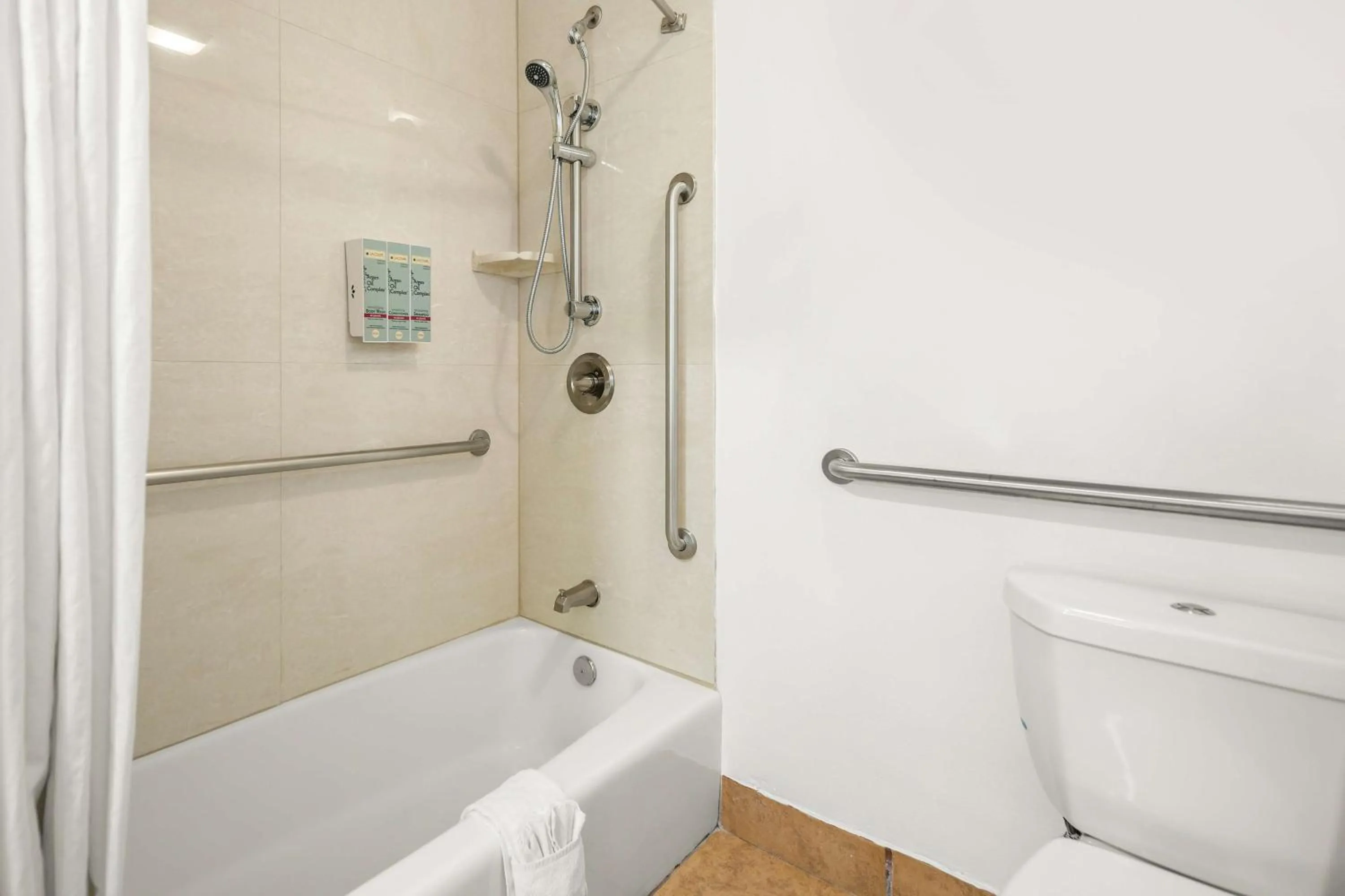 Bathroom in Best Western Park Crest Inn