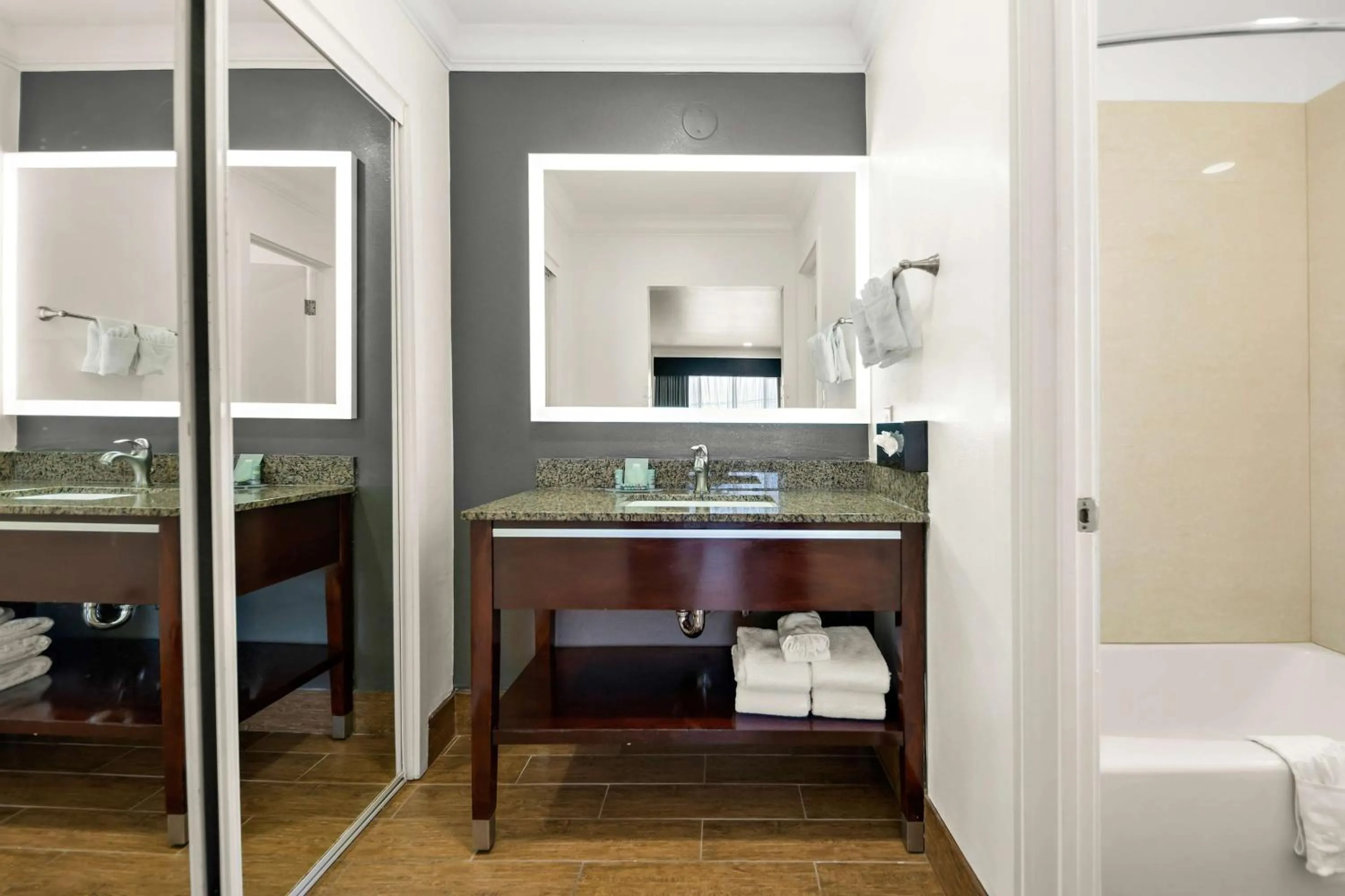 Bathroom in Best Western Park Crest Inn