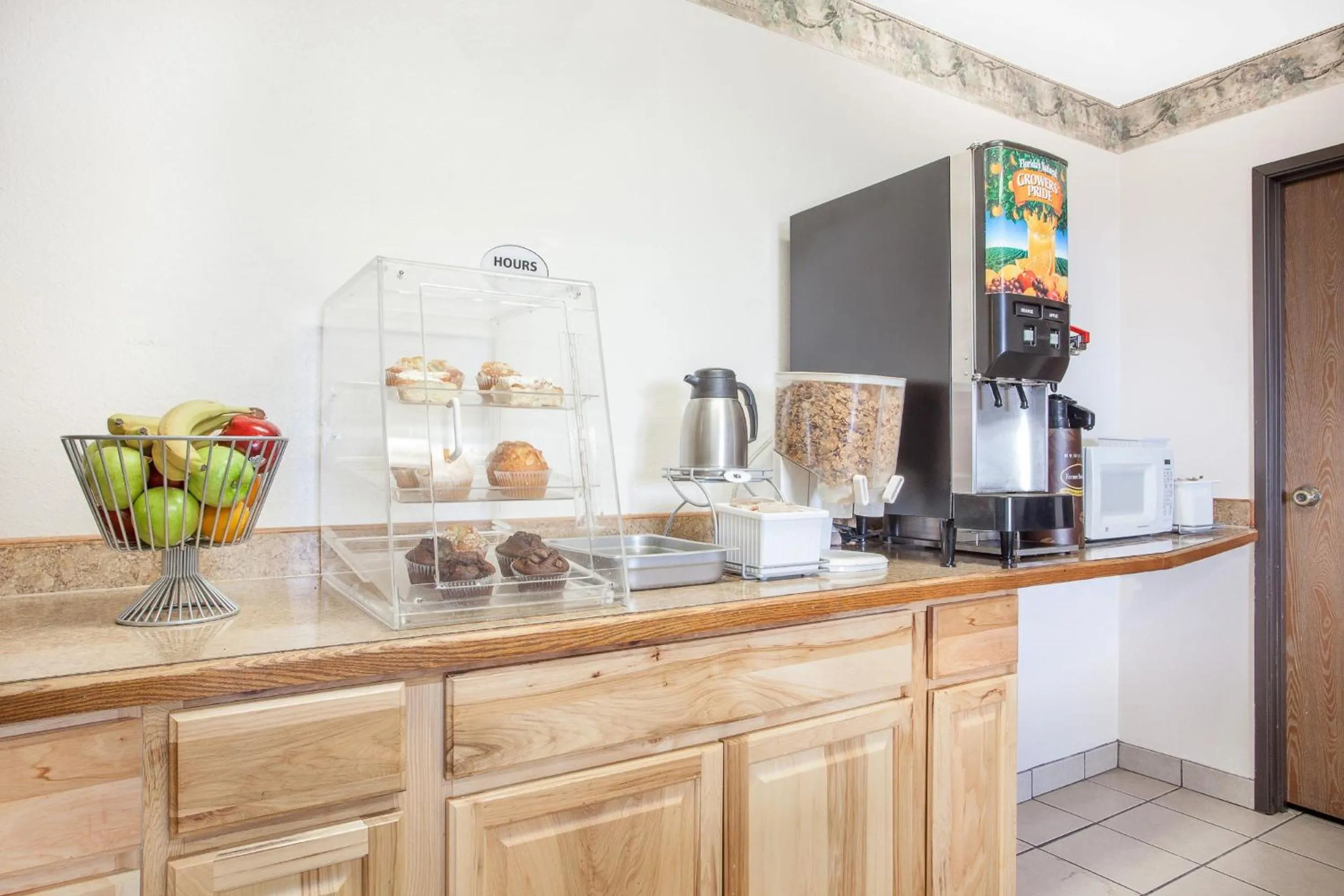 Breakfast in FairBridge Inn & Suites Moscow - Pullman