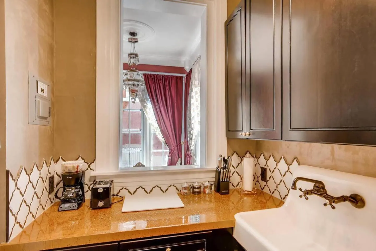 Kitchen or kitchenette in The Holiday Chalet Victorian