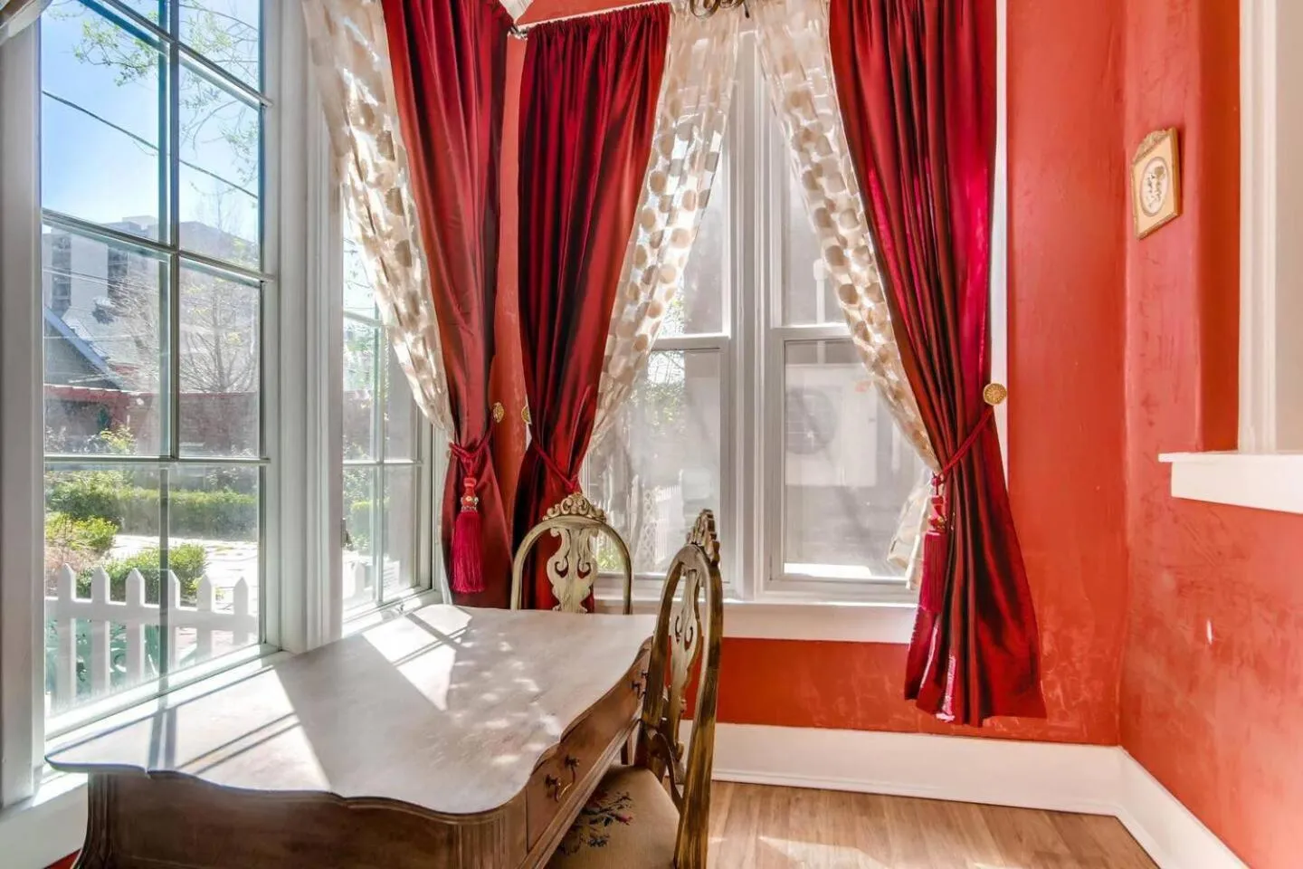 Seating area, Bed in The Holiday Chalet Victorian