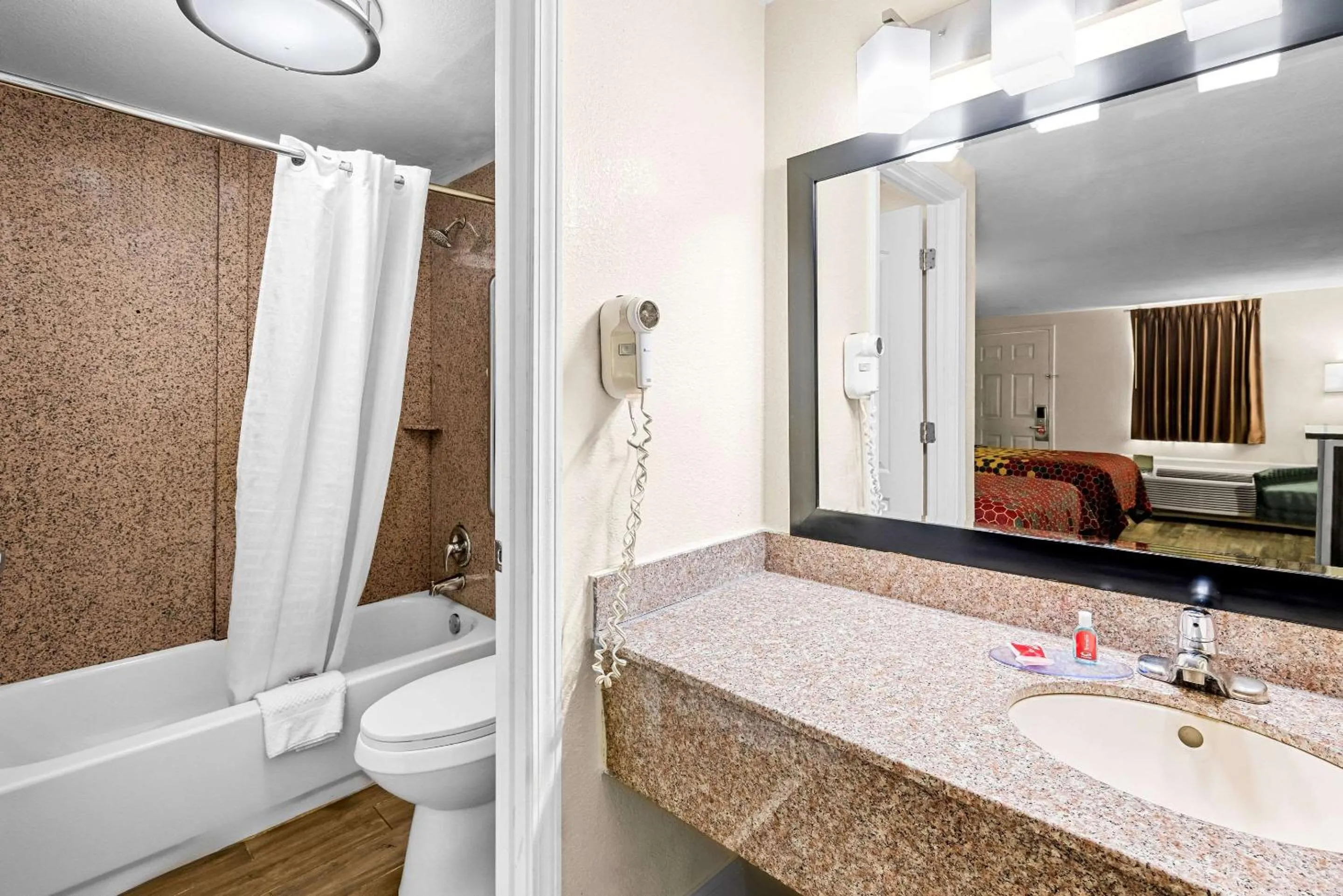 Bedroom in Econo Lodge Kingsport East