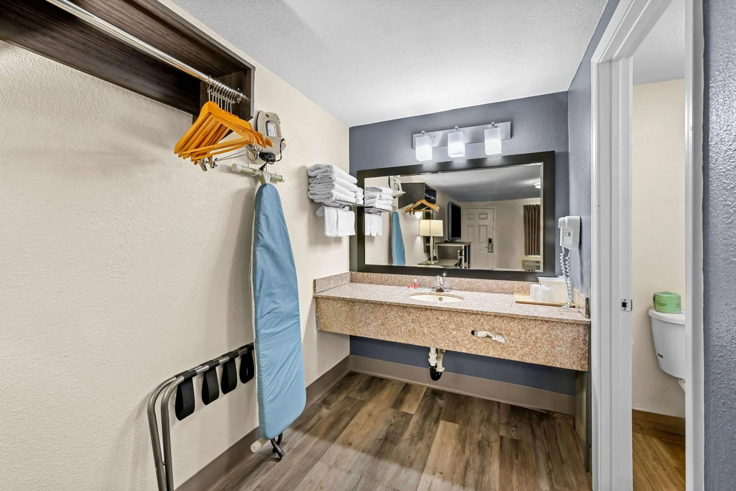 Bedroom in Econo Lodge Kingsport East