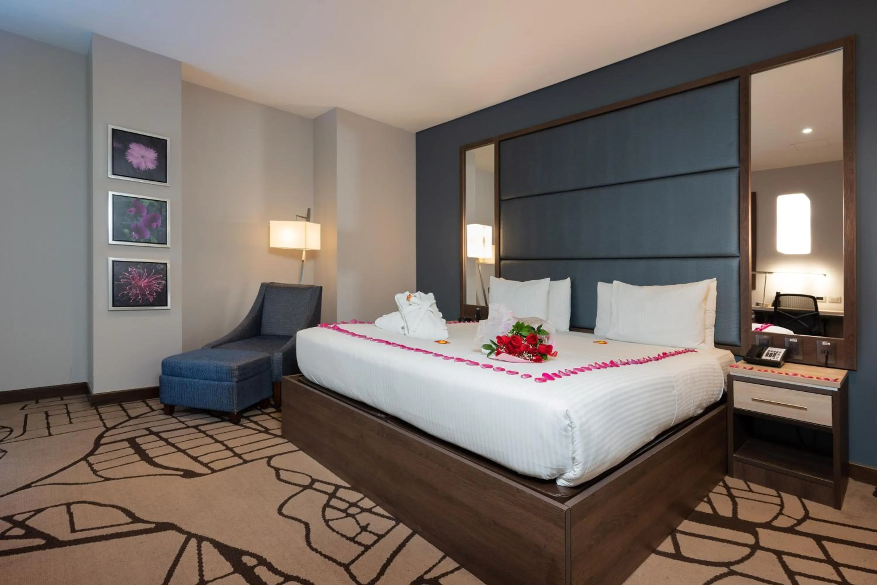 Bedroom, Bed in Hilton Garden Inn Bogota Airport