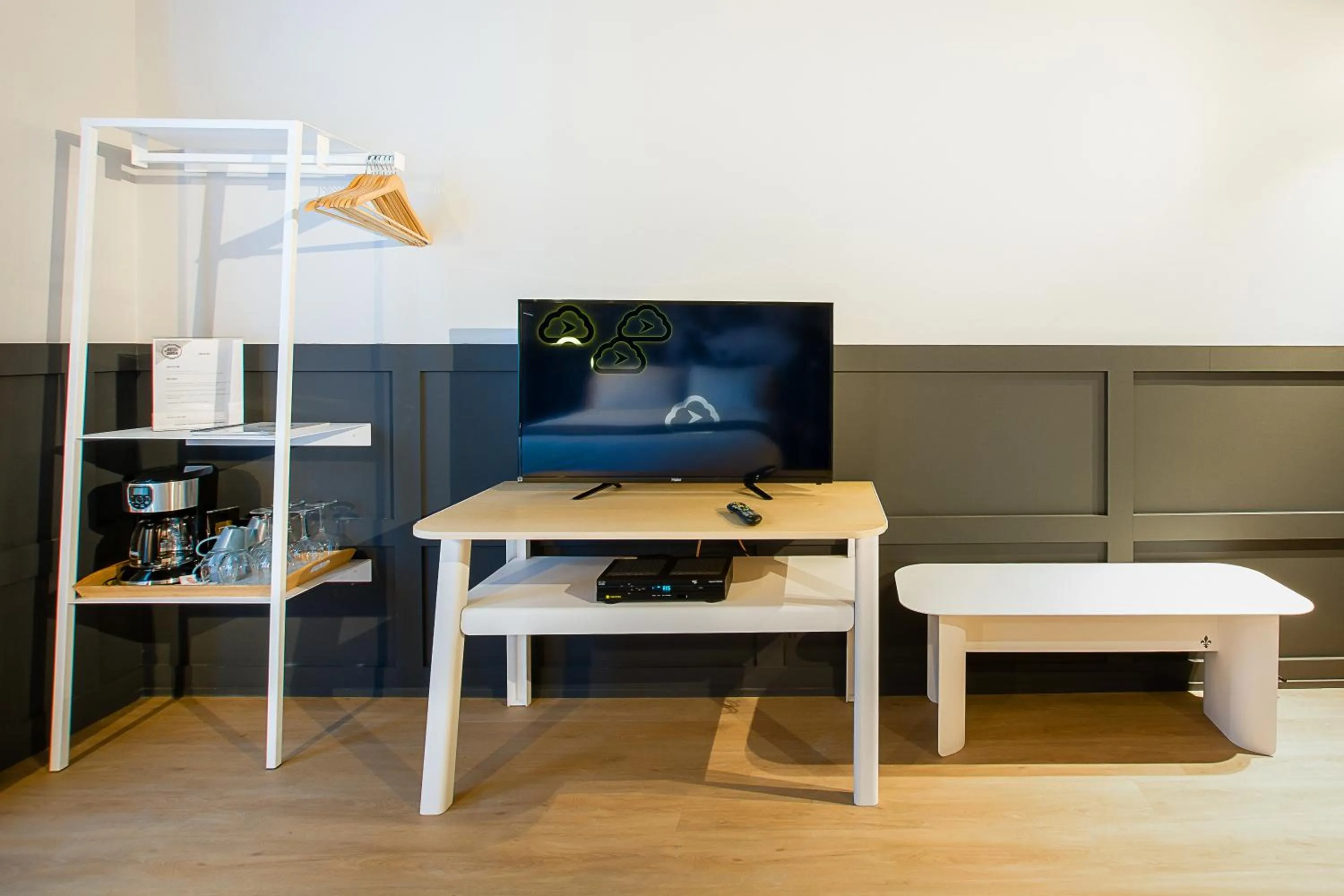 TV and multimedia in Hôtel du Jardin - Par Les Lofts Vieux-Québec