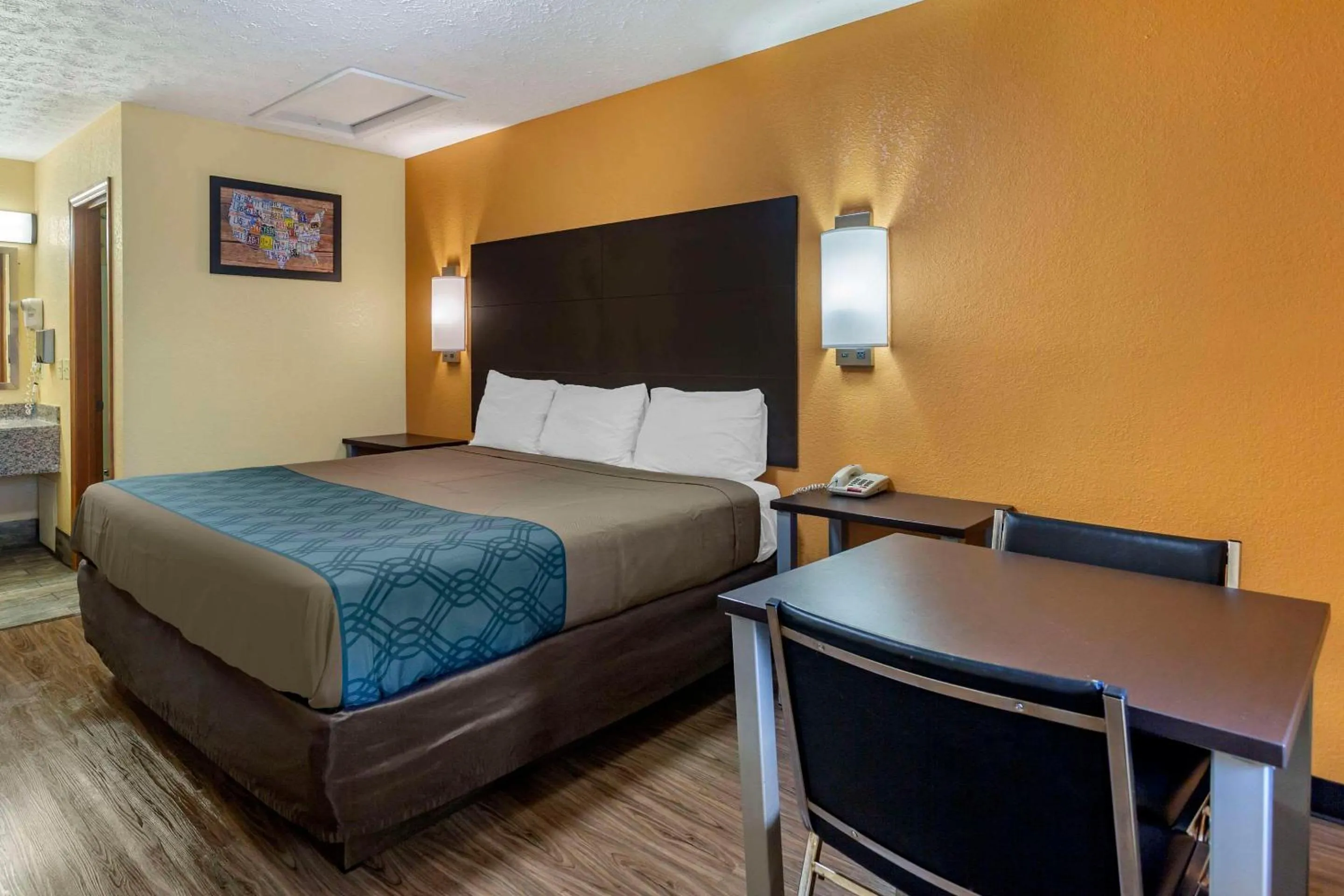 Bedroom, Bed in Econo Lodge Nashville North