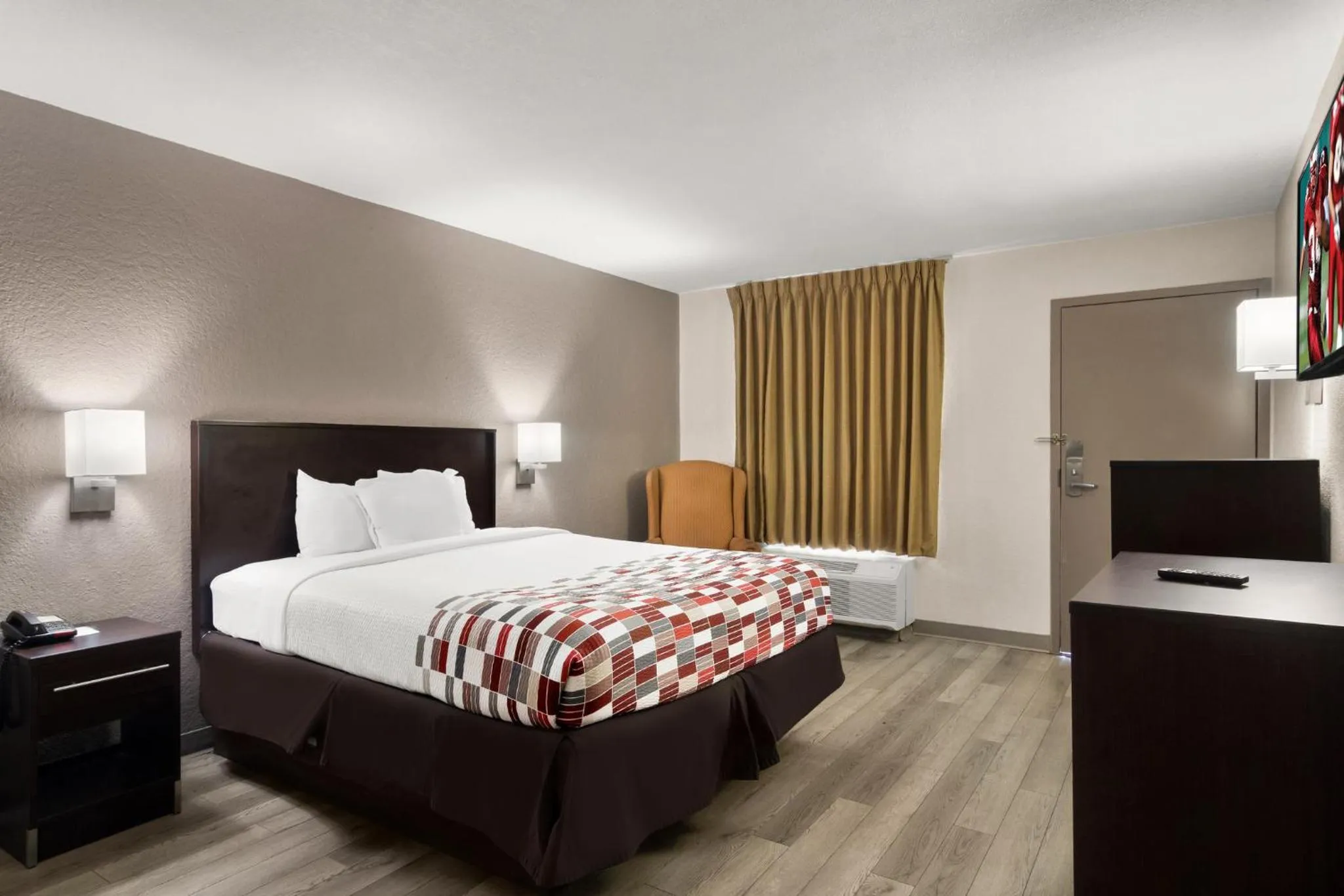 Photo of the whole room, Bed in Red Roof Inn Kingsland