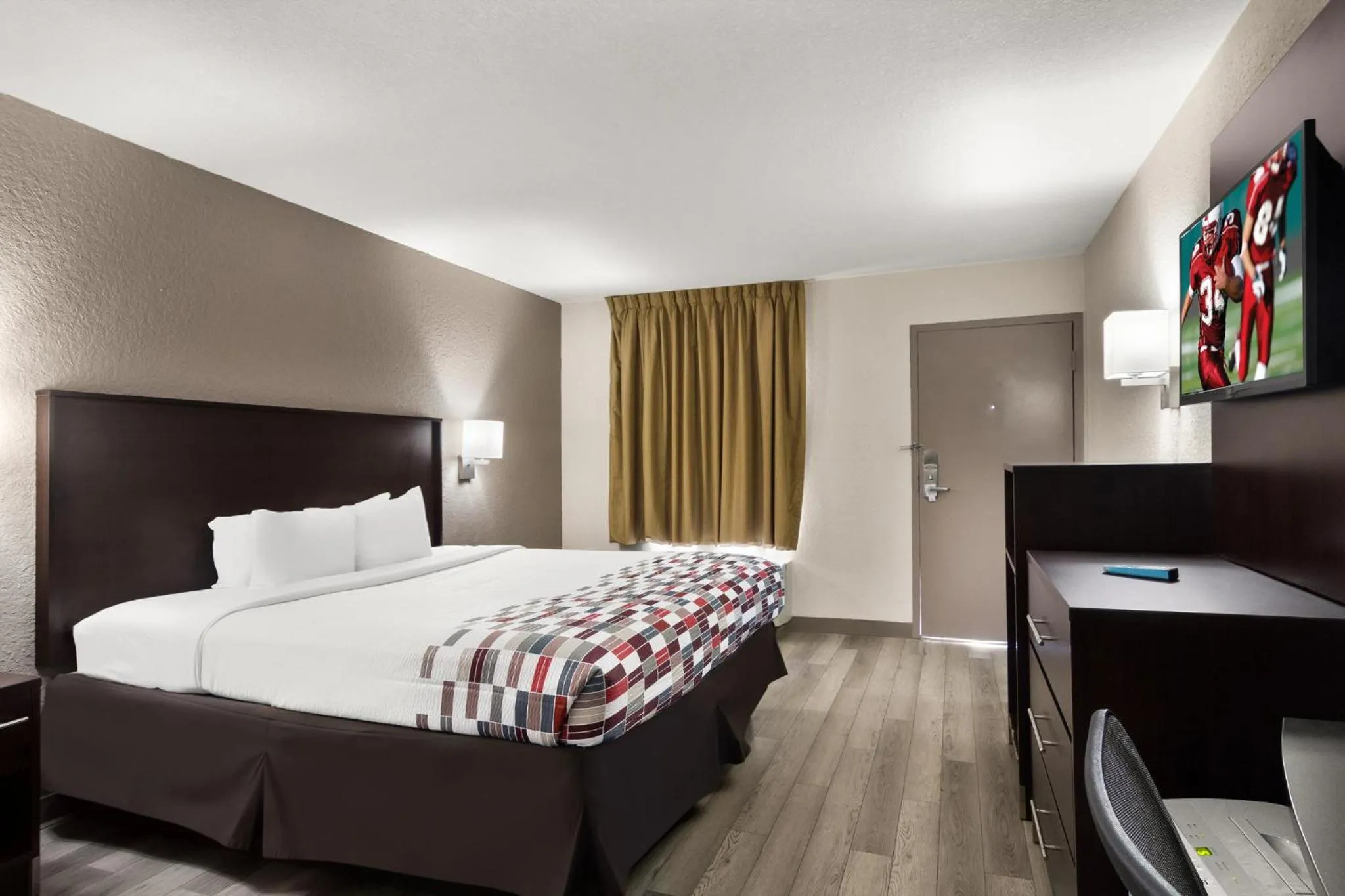 Photo of the whole room, Bed in Red Roof Inn Kingsland