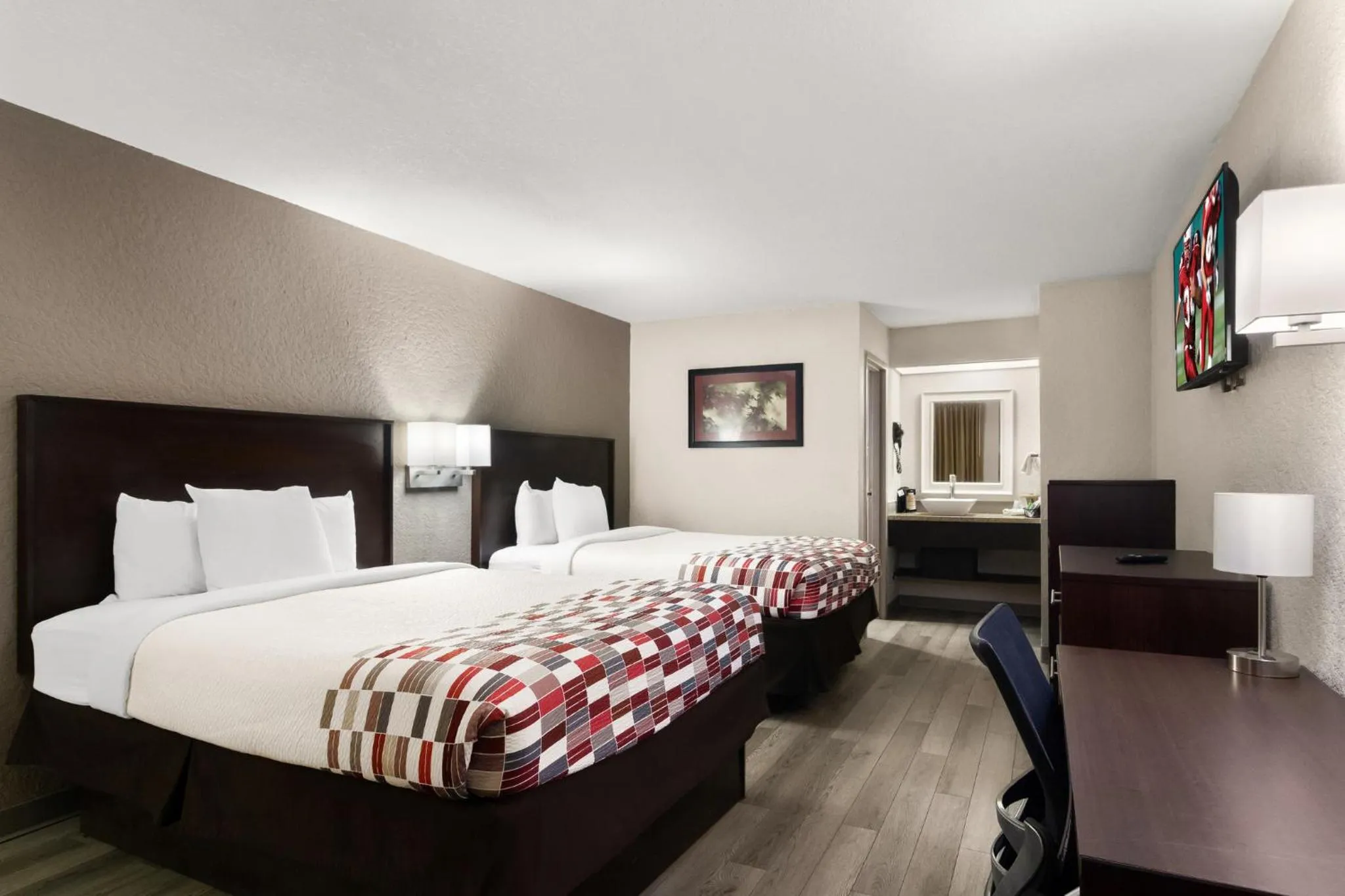 Photo of the whole room, Bed in Red Roof Inn Kingsland