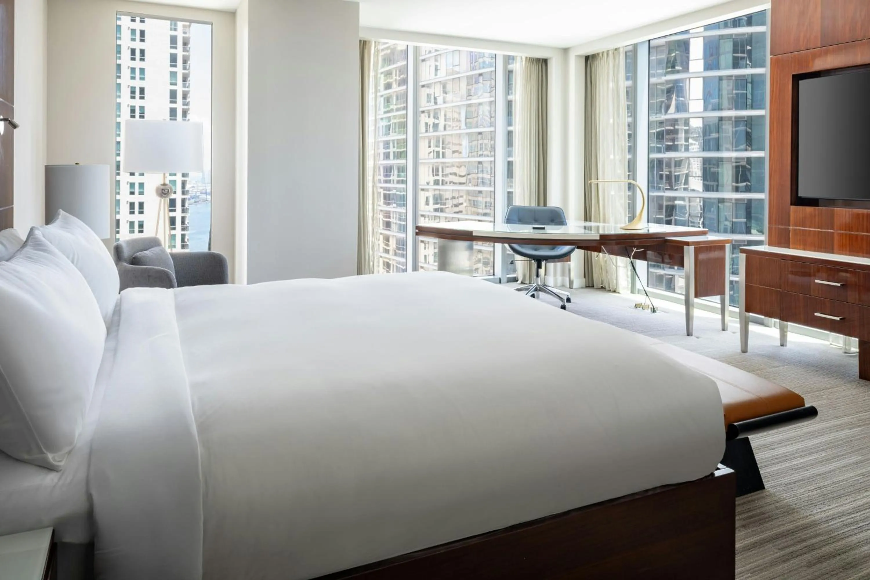 Photo of the whole room, Bed in JW Marriott Marquis Miami