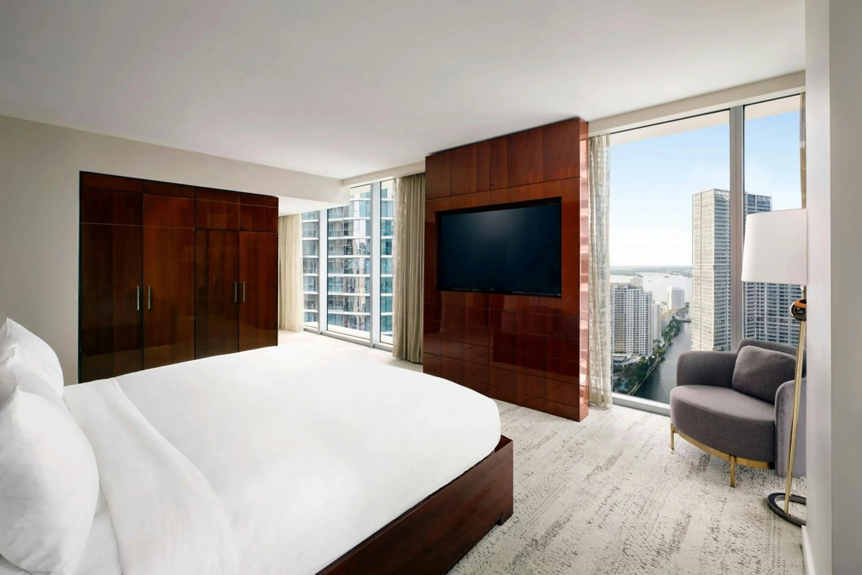 Photo of the whole room, Bed in JW Marriott Marquis Miami