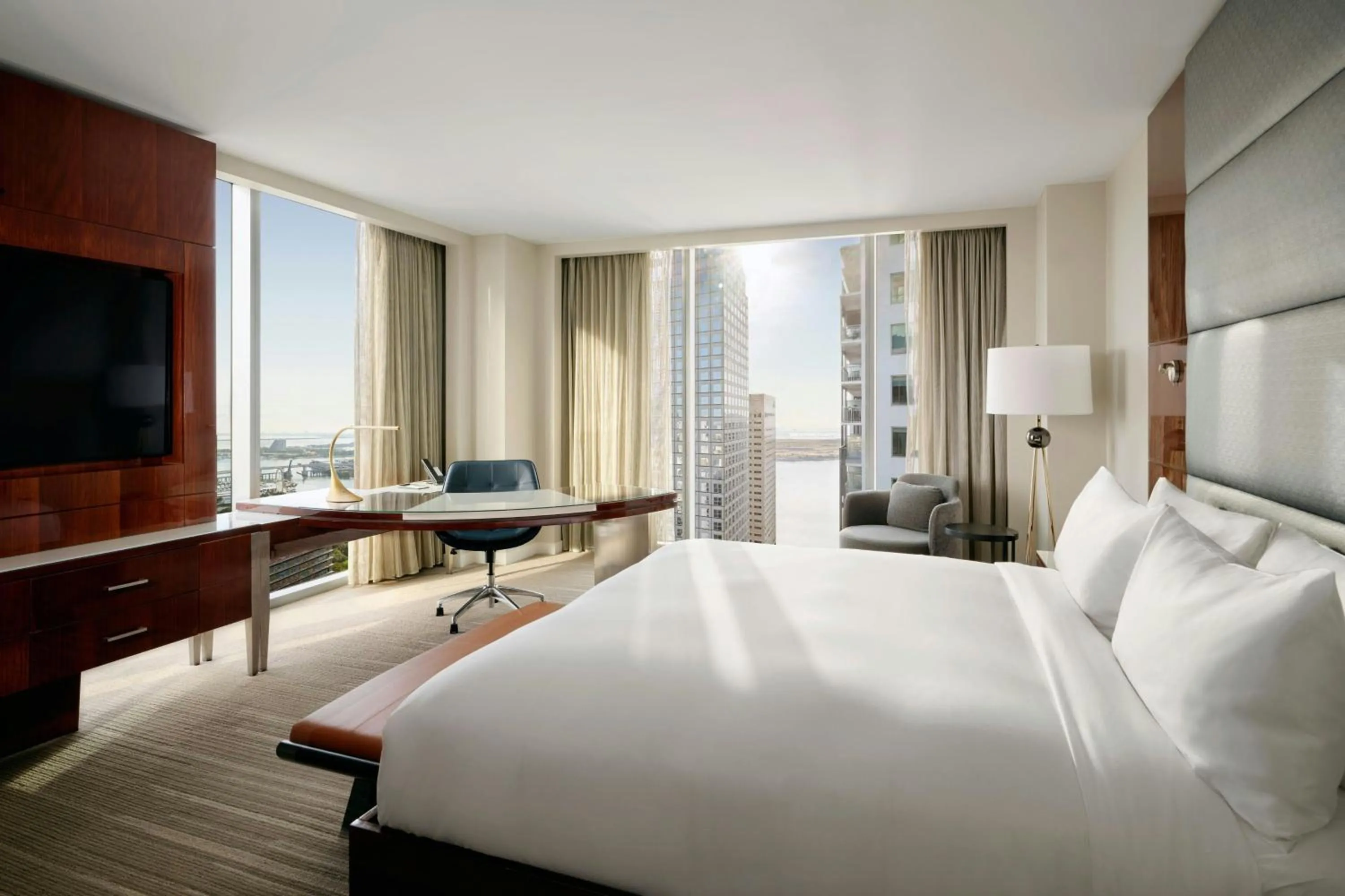 Photo of the whole room, Bed in JW Marriott Marquis Miami