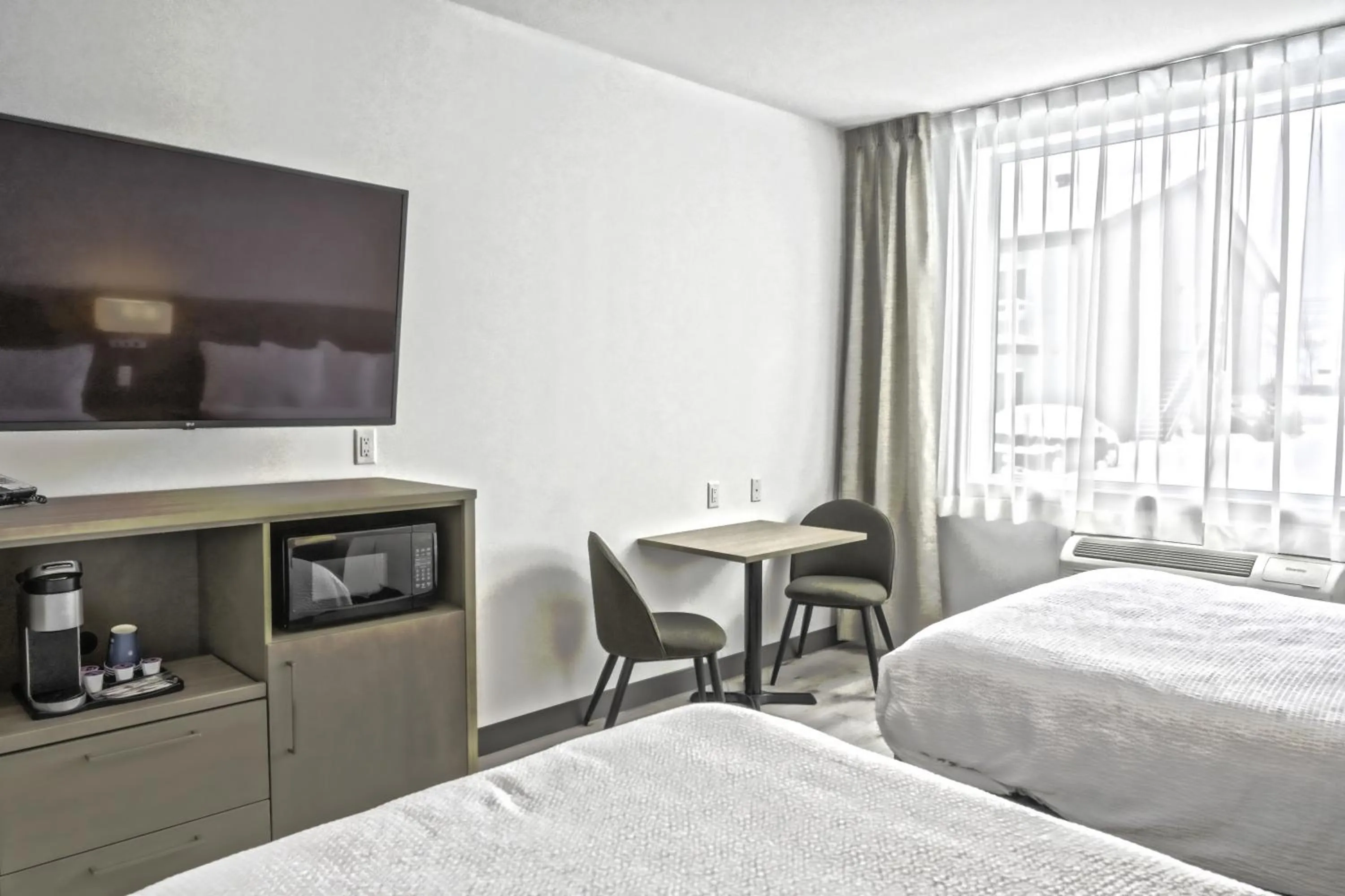 Photo of the whole room, Bed in Repotel Levis