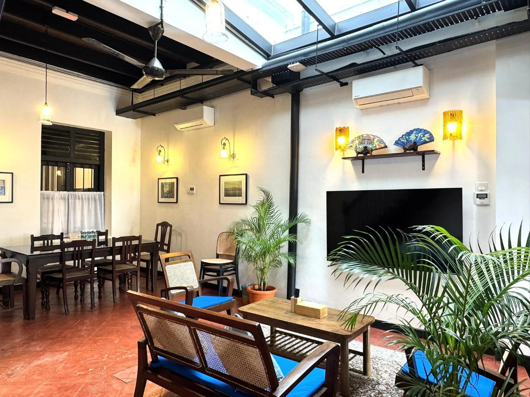 Communal lounge/ TV room in Yeng Keng Hotel