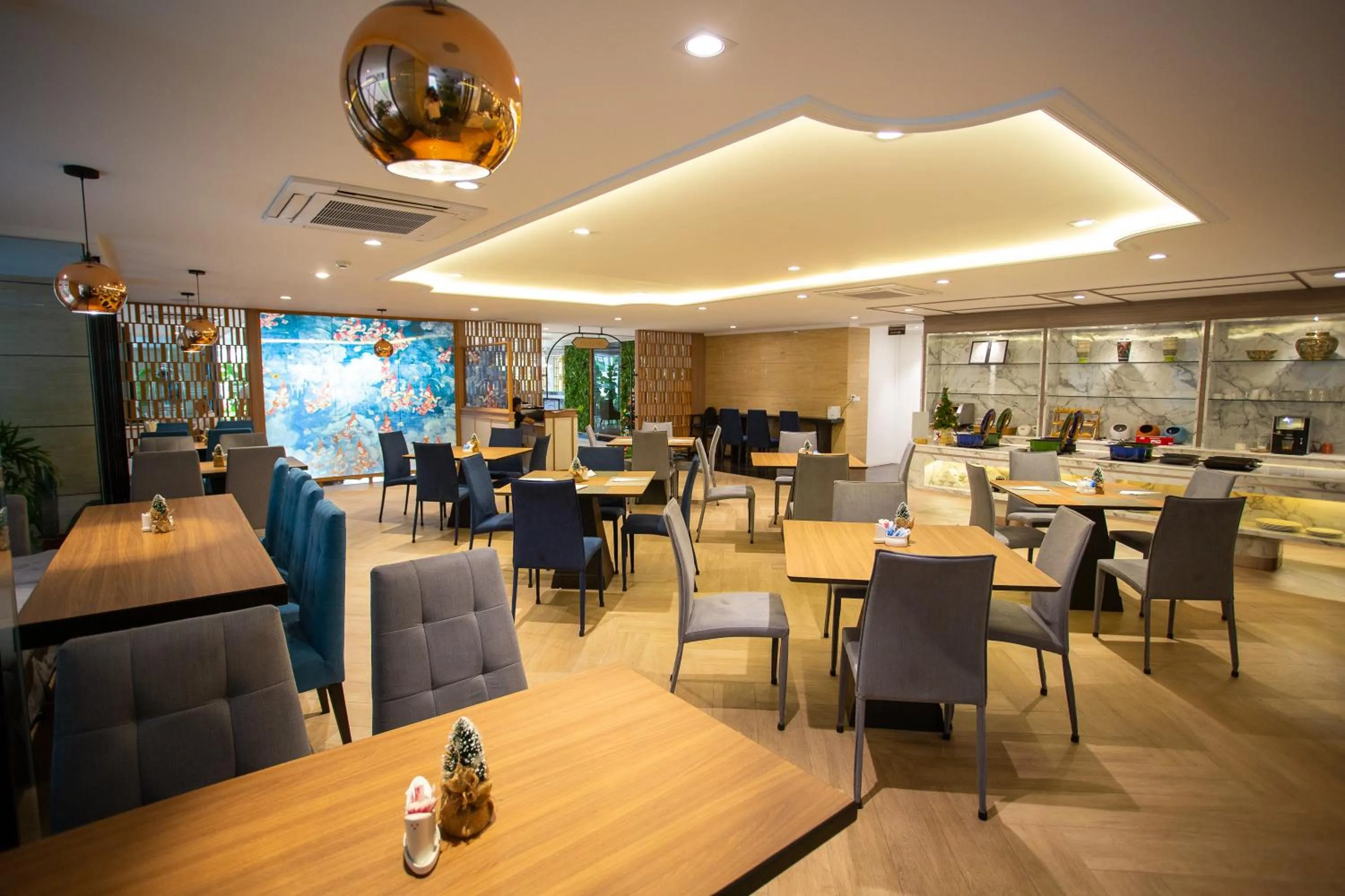 Restaurant/places to eat in Club Mahindra Mac Boutique Hotel