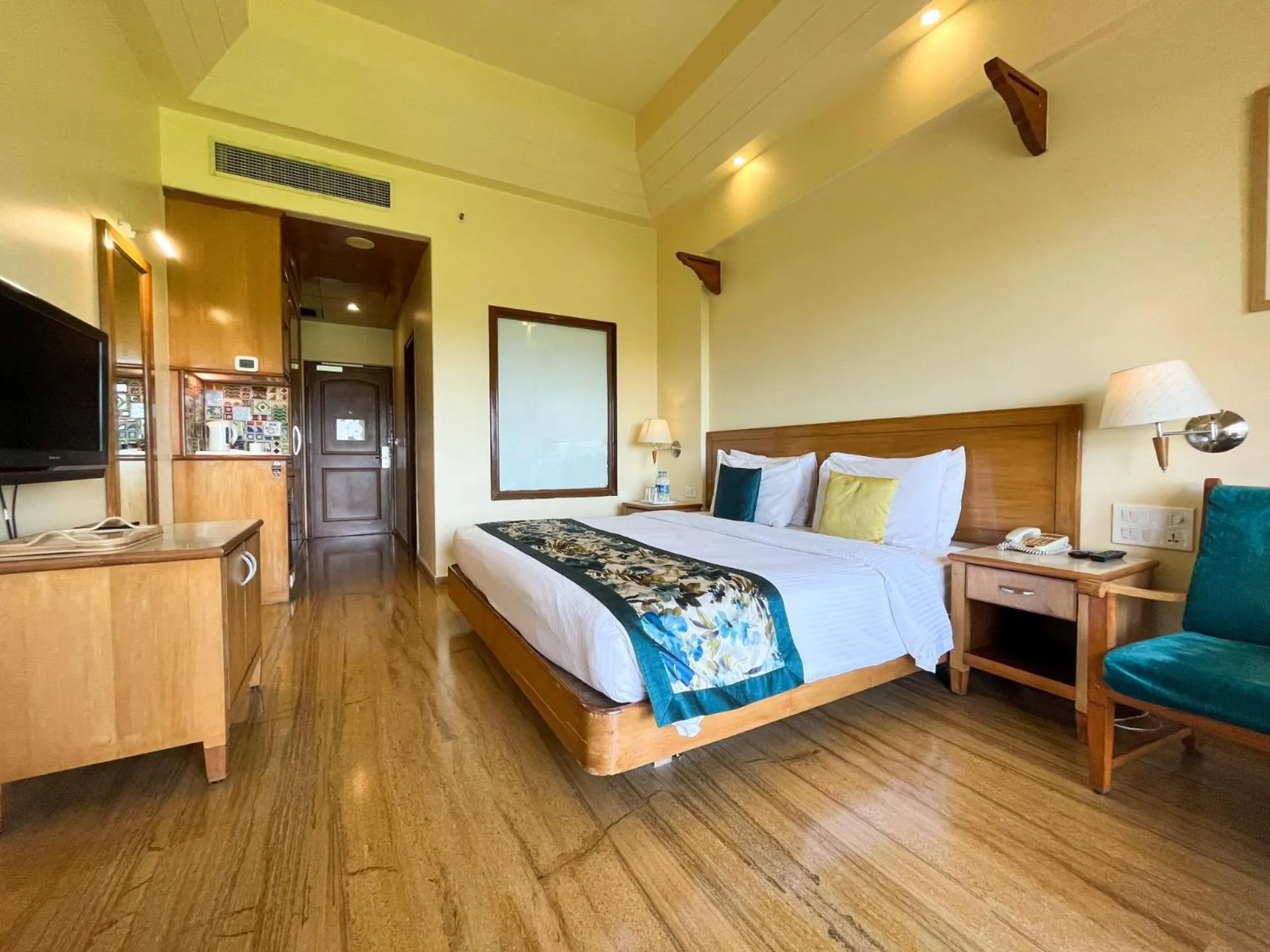 Photo of the whole room, Bed in Acron Candolim Regina
