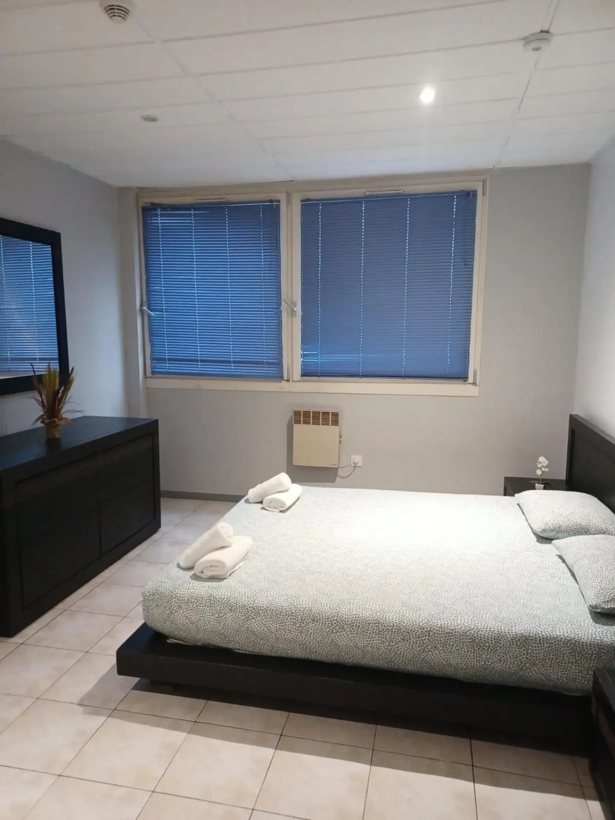 Bedroom, Bed in PARIS par trains, AREA, Studios avec salle de bain et kitchenette Privées, OU, chambres avec salles bain et cuisines communes