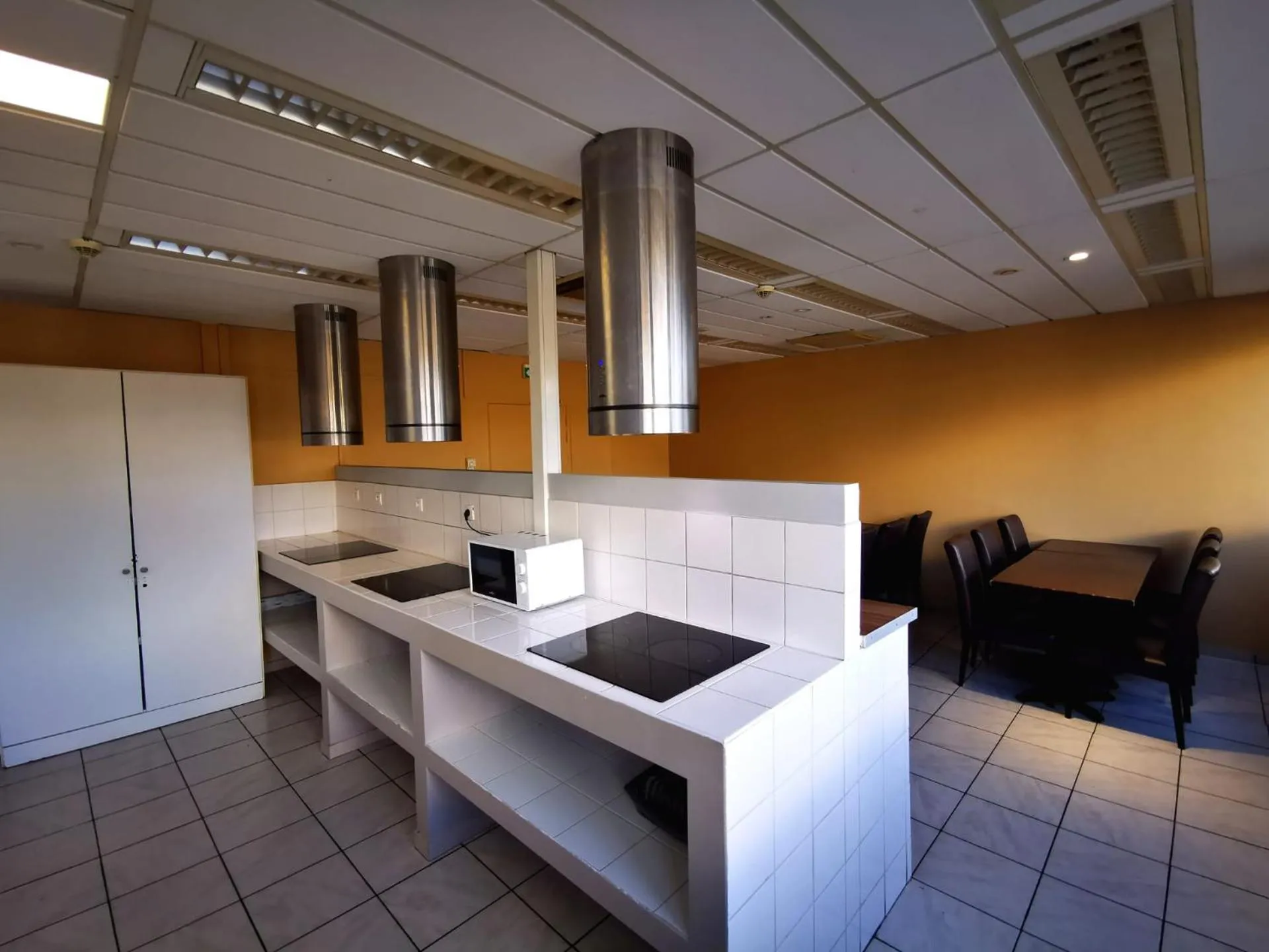 Communal kitchen in PARIS par trains, AREA, Studios avec salle de bain et kitchenette Privées, OU, chambres avec salles bain et cuisines communes