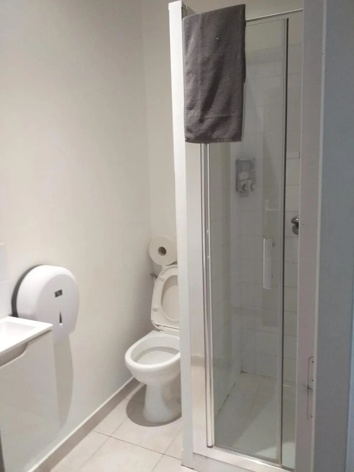 Bathroom in PARIS par trains, AREA, Studios avec salle de bain et kitchenette Privées, OU, chambres avec salles bain et cuisines communes