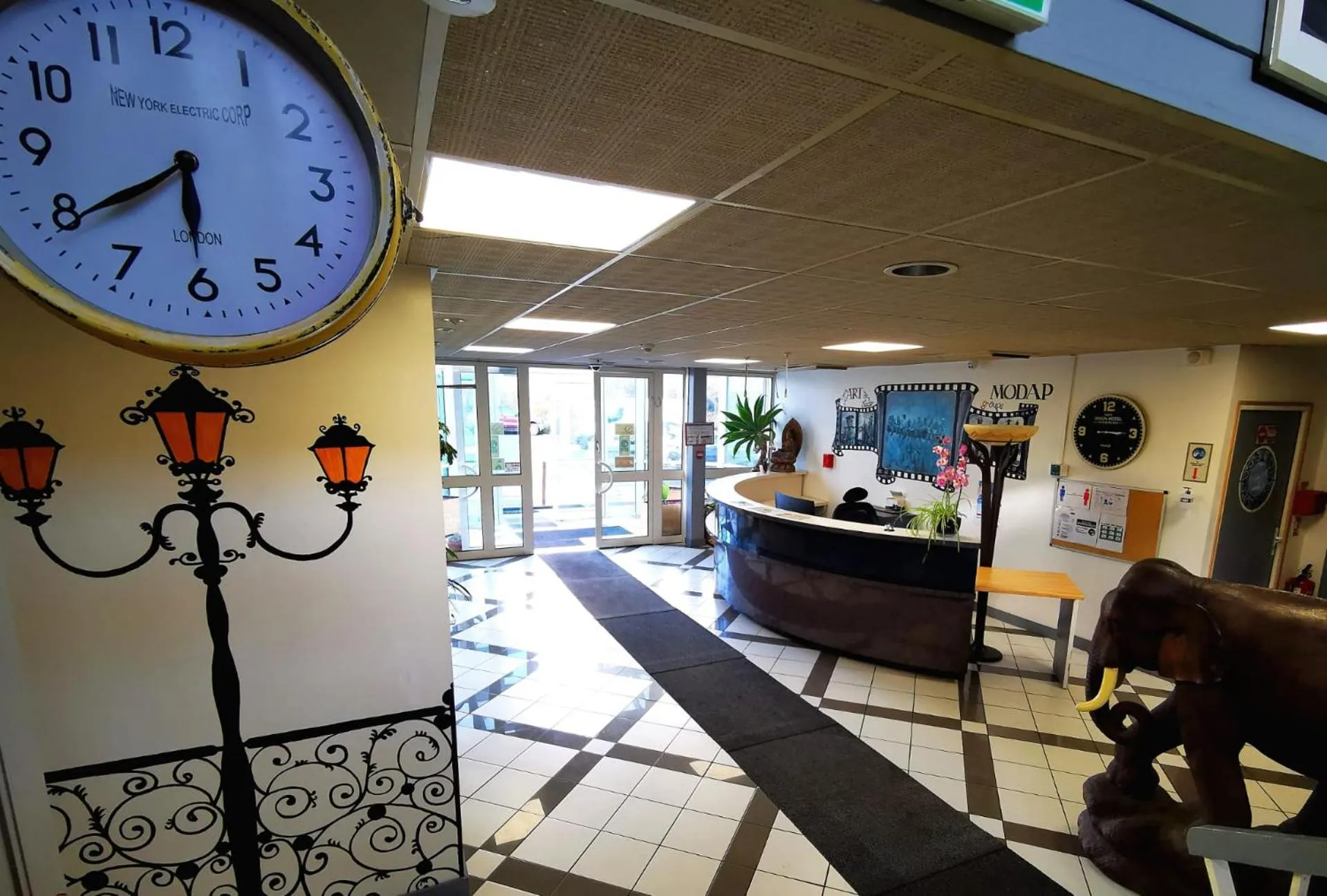 Lobby or reception in PARIS par trains, AREA, Studios avec salle de bain et kitchenette Privées, OU, chambres avec salles bain et cuisines communes