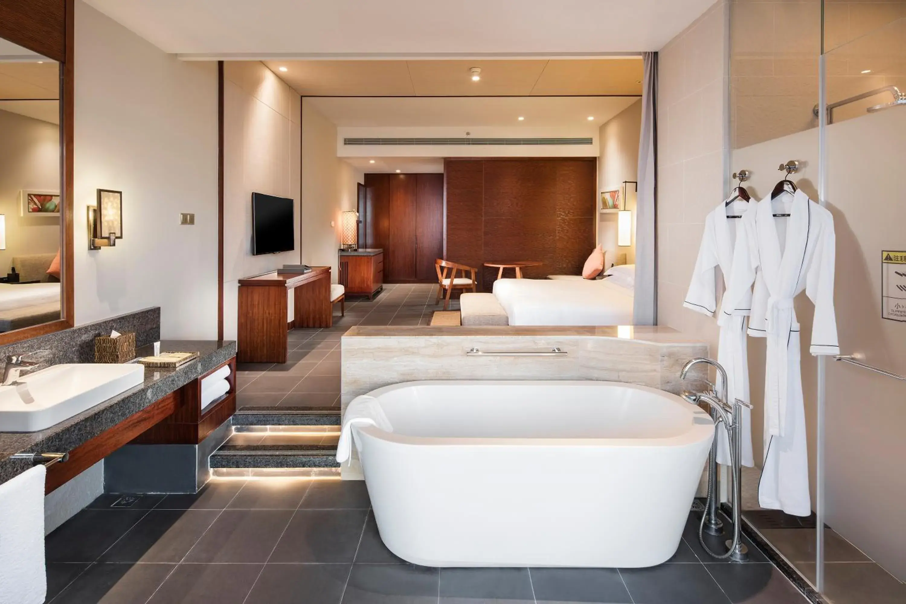 Deluxe King Room with View - single occupancy in Hilton Sanya Yalong Bay Resort & Spa Deluxe King Room with View - single occupancy in Hilton Sanya Yalong Bay Resort & Spa