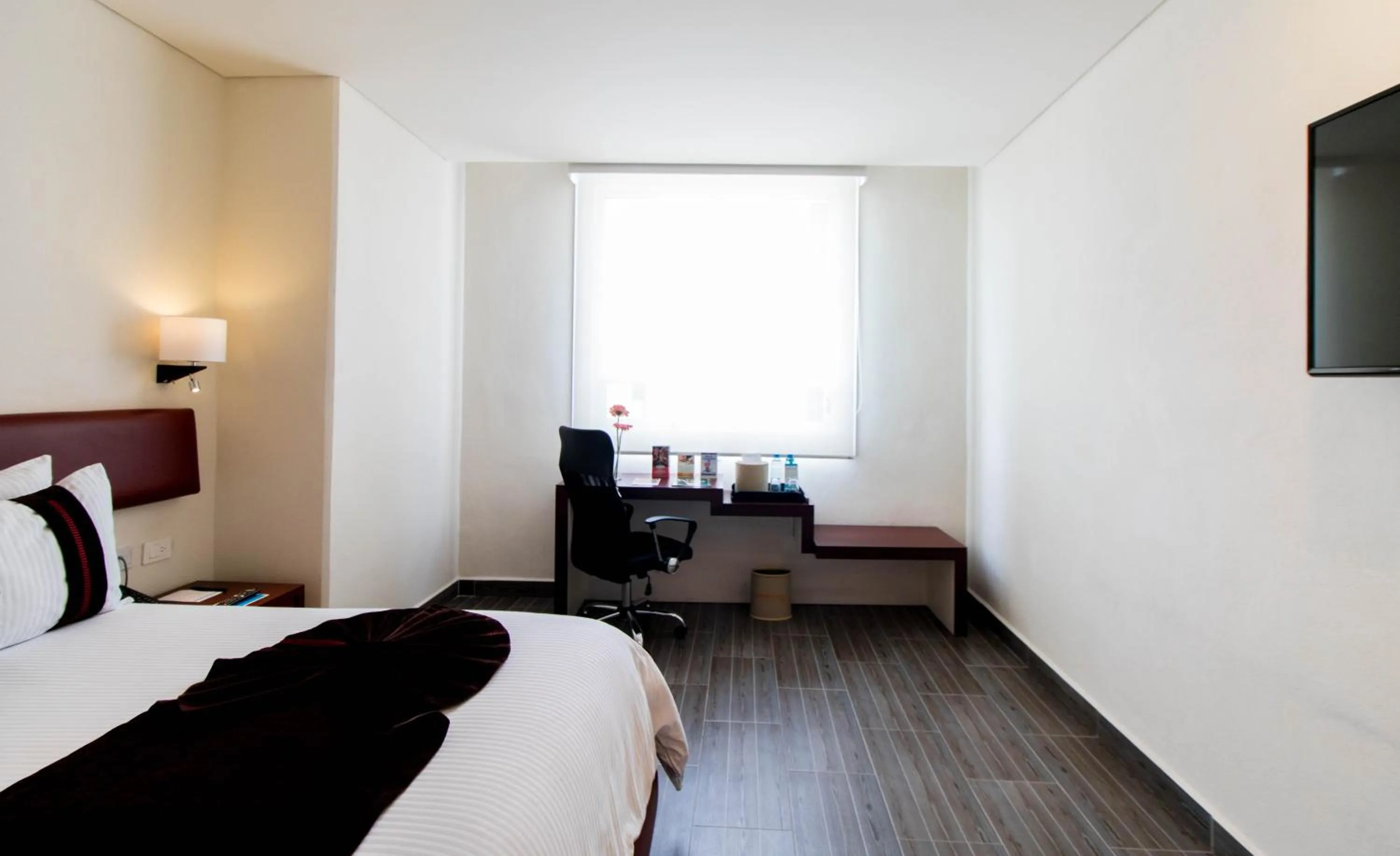 Photo of the whole room, Bed in Mision Puebla Angelopolis