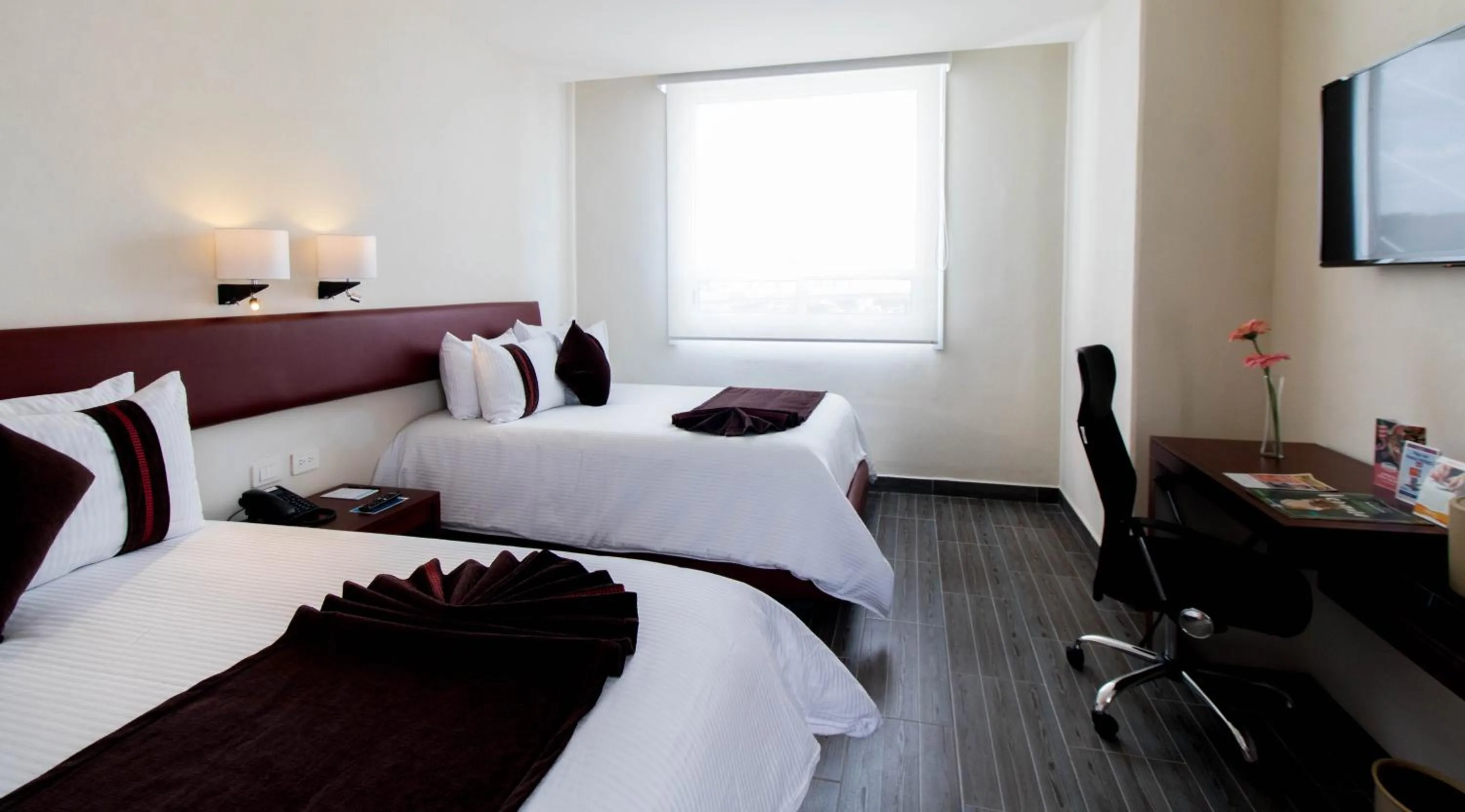 Photo of the whole room, Bed in Mision Puebla Angelopolis