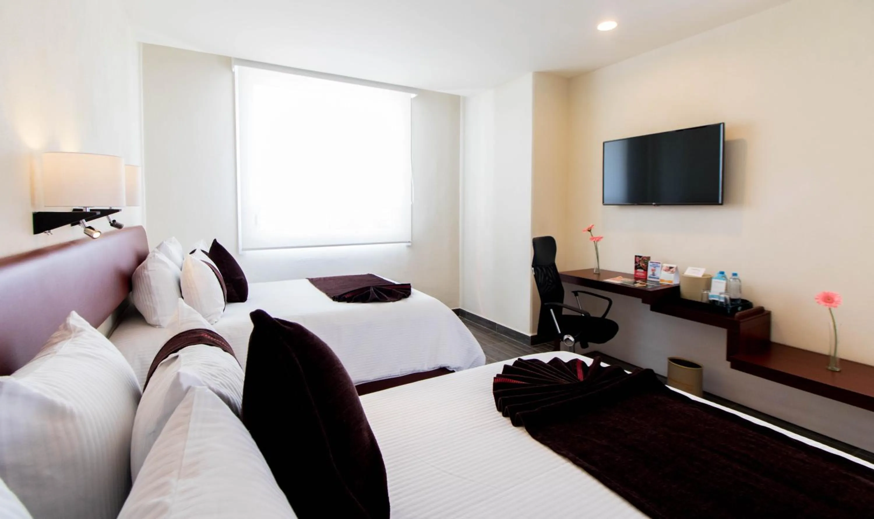 Photo of the whole room, Bed in Mision Puebla Angelopolis