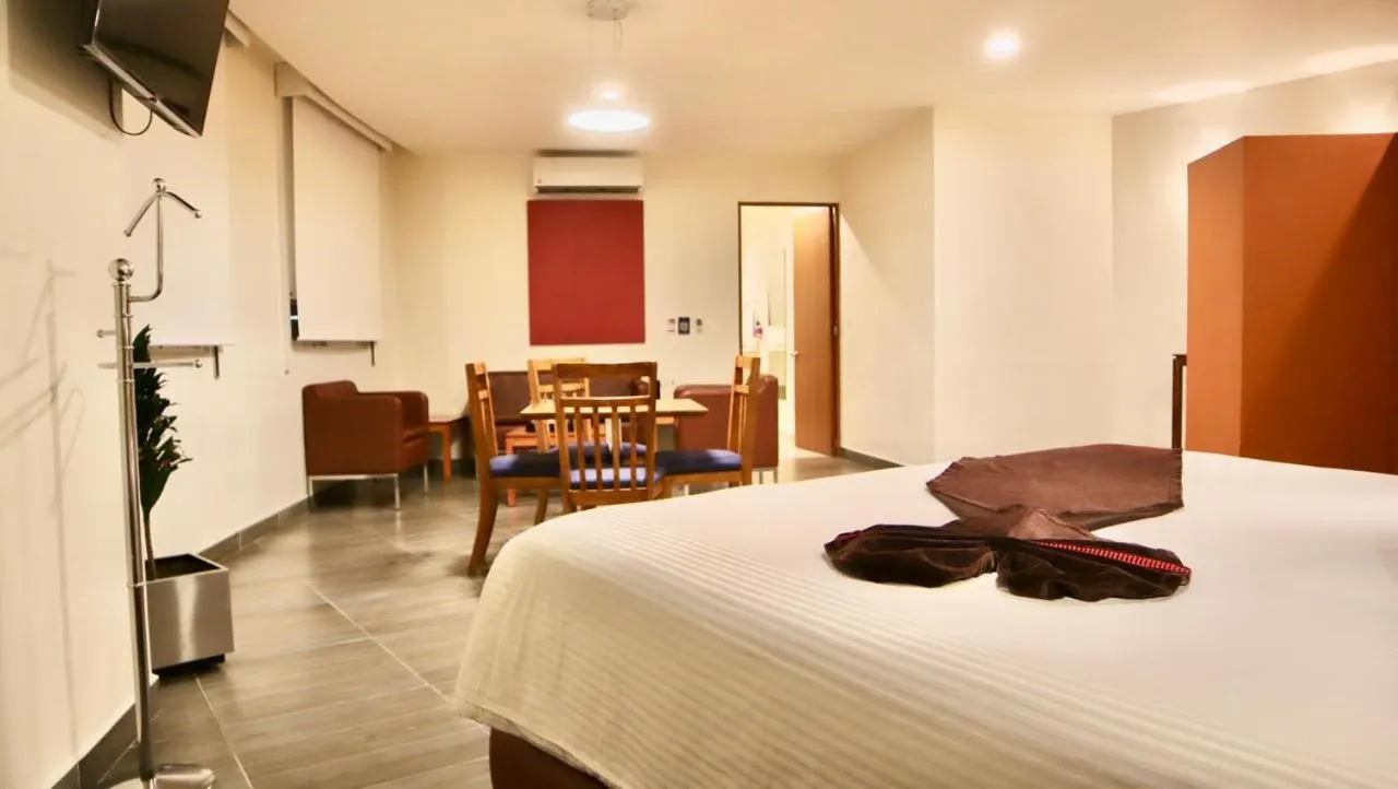 Photo of the whole room, Bed in Mision Puebla Angelopolis