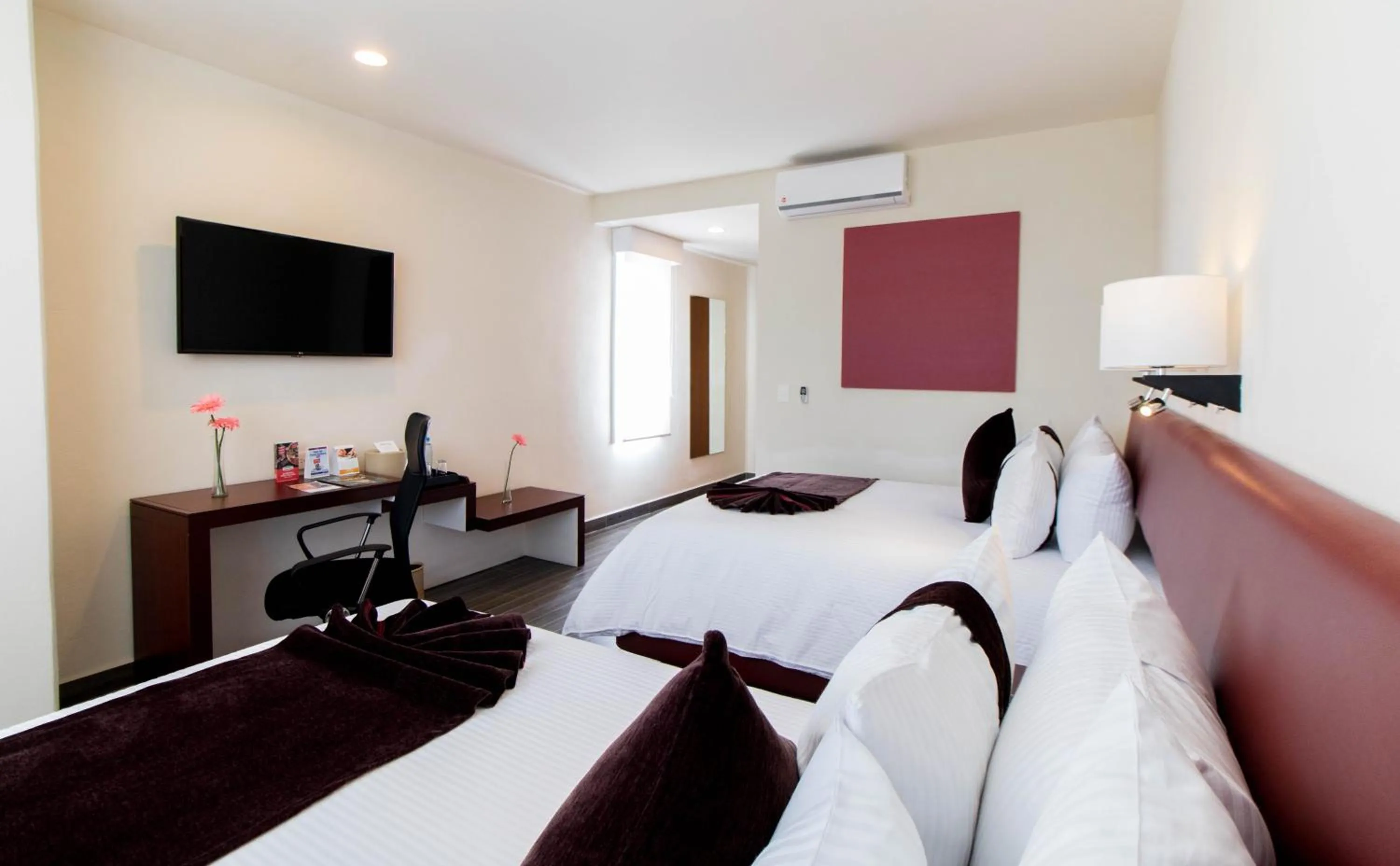 Photo of the whole room, Bed in Mision Puebla Angelopolis