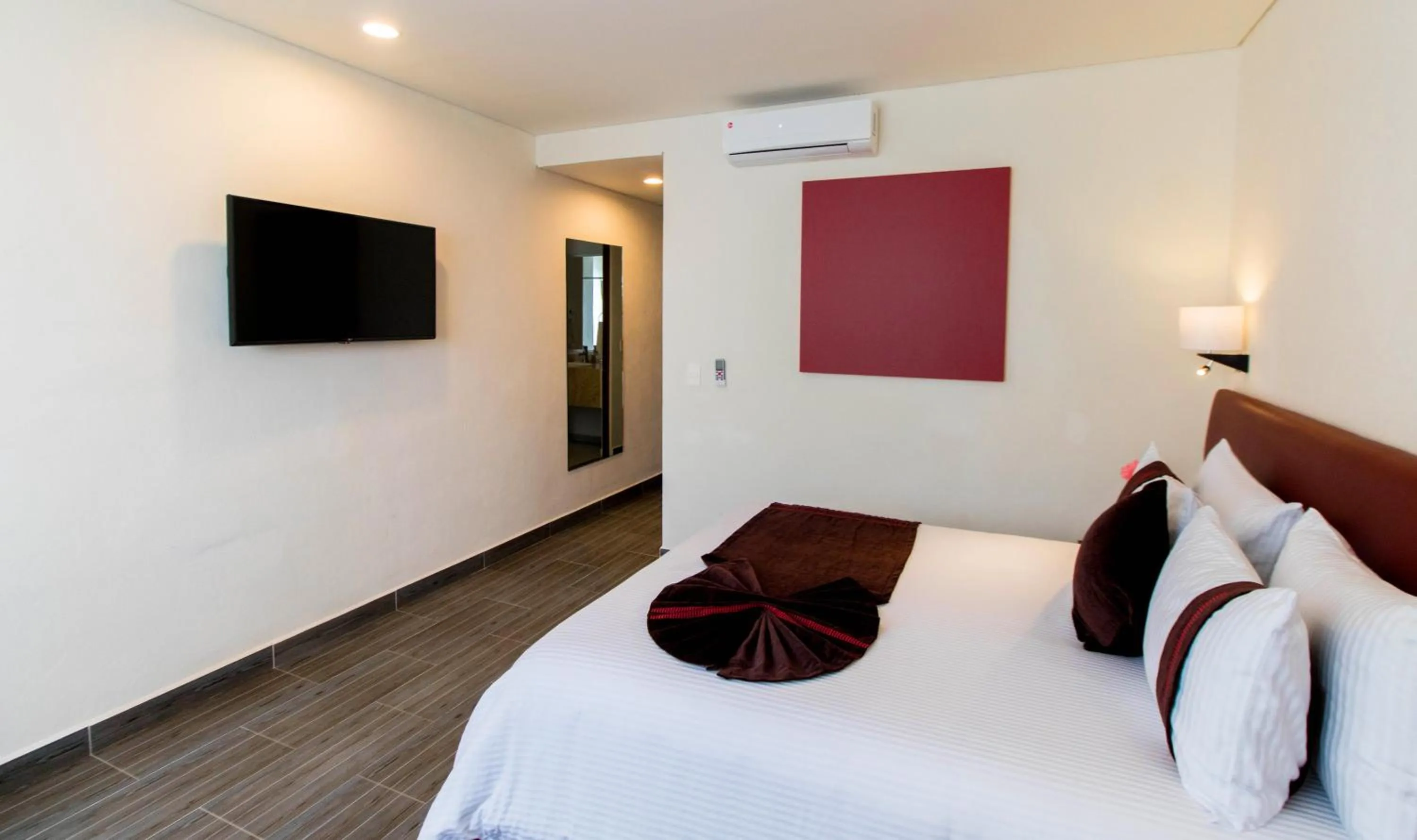 Photo of the whole room, Bed in Mision Puebla Angelopolis