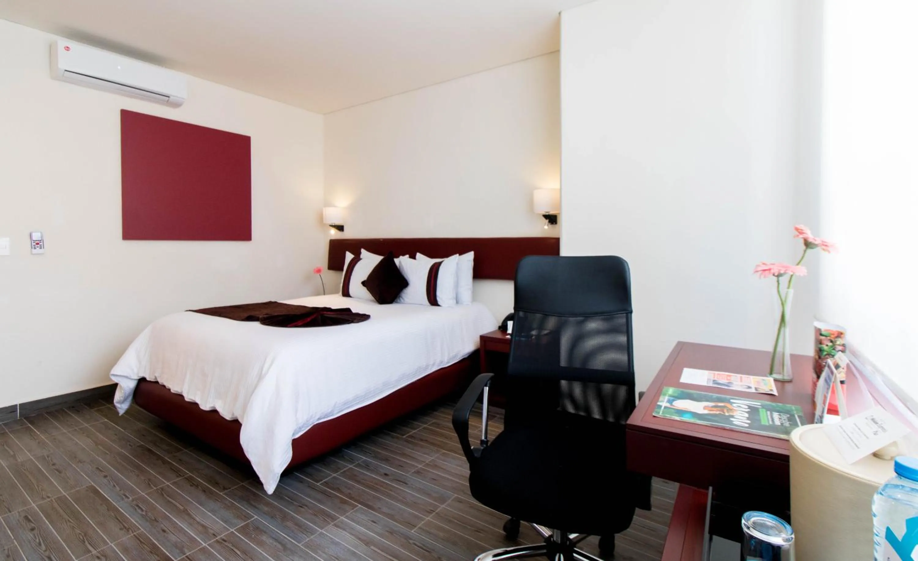 Photo of the whole room, Bed in Mision Puebla Angelopolis