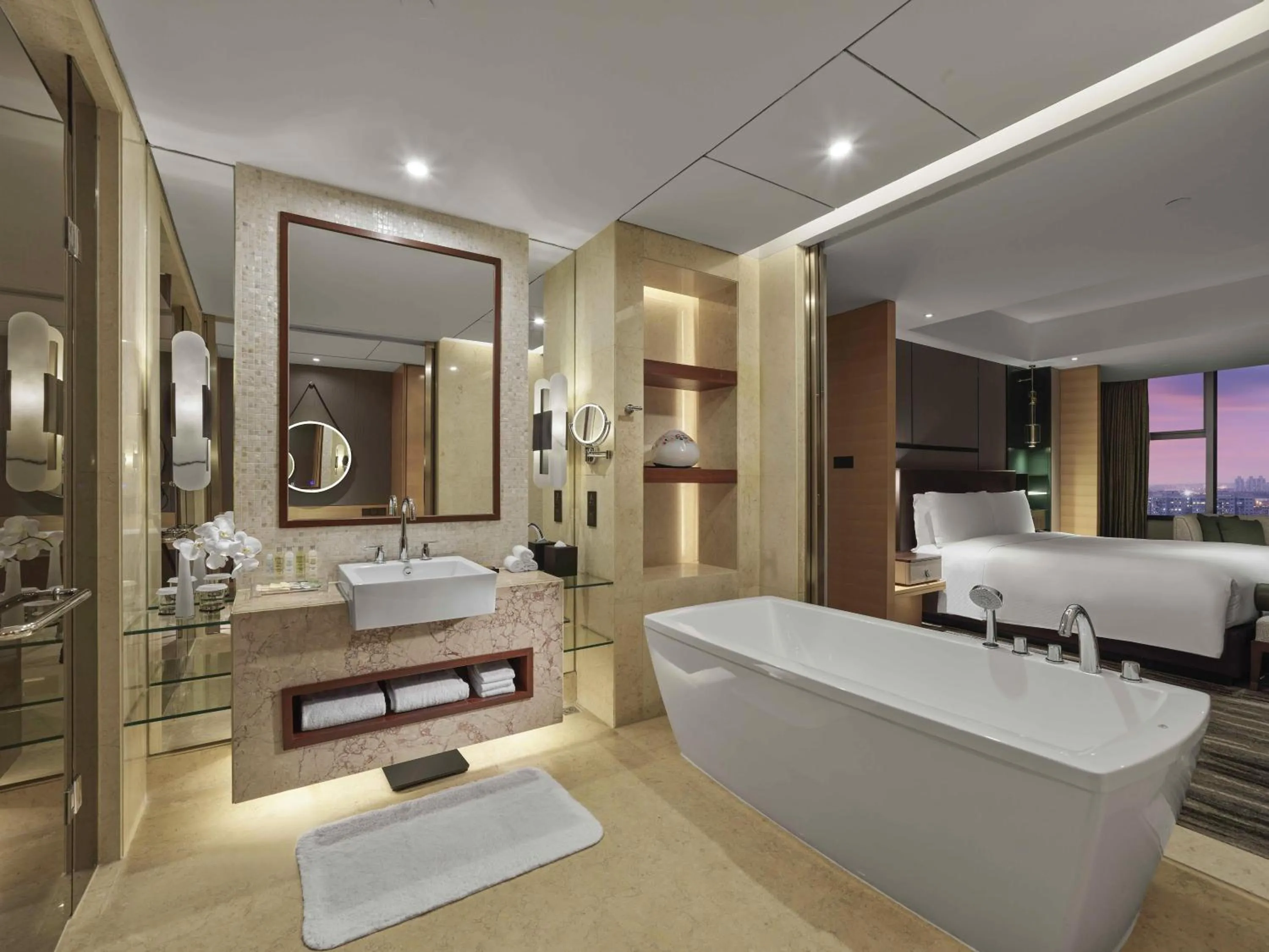 Bathroom, Bed in Hilton Shanghai Hongqiao