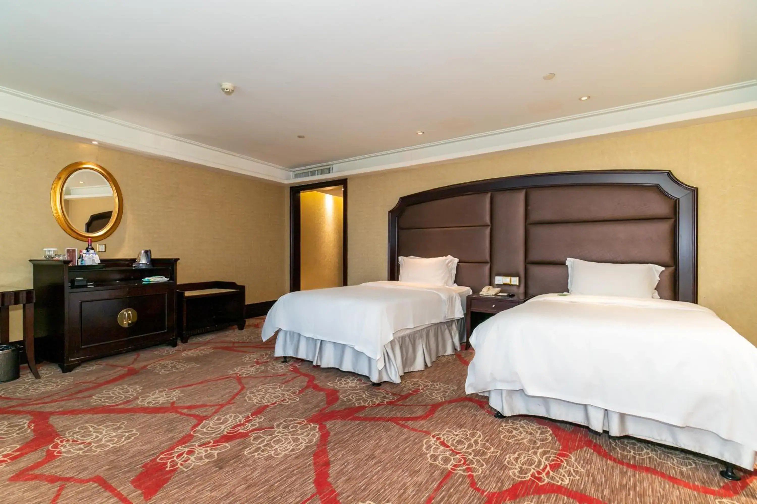 Deluxe Twin Room in Royal Mediterranean Hotel Deluxe Twin Room in Royal Mediterranean Hotel