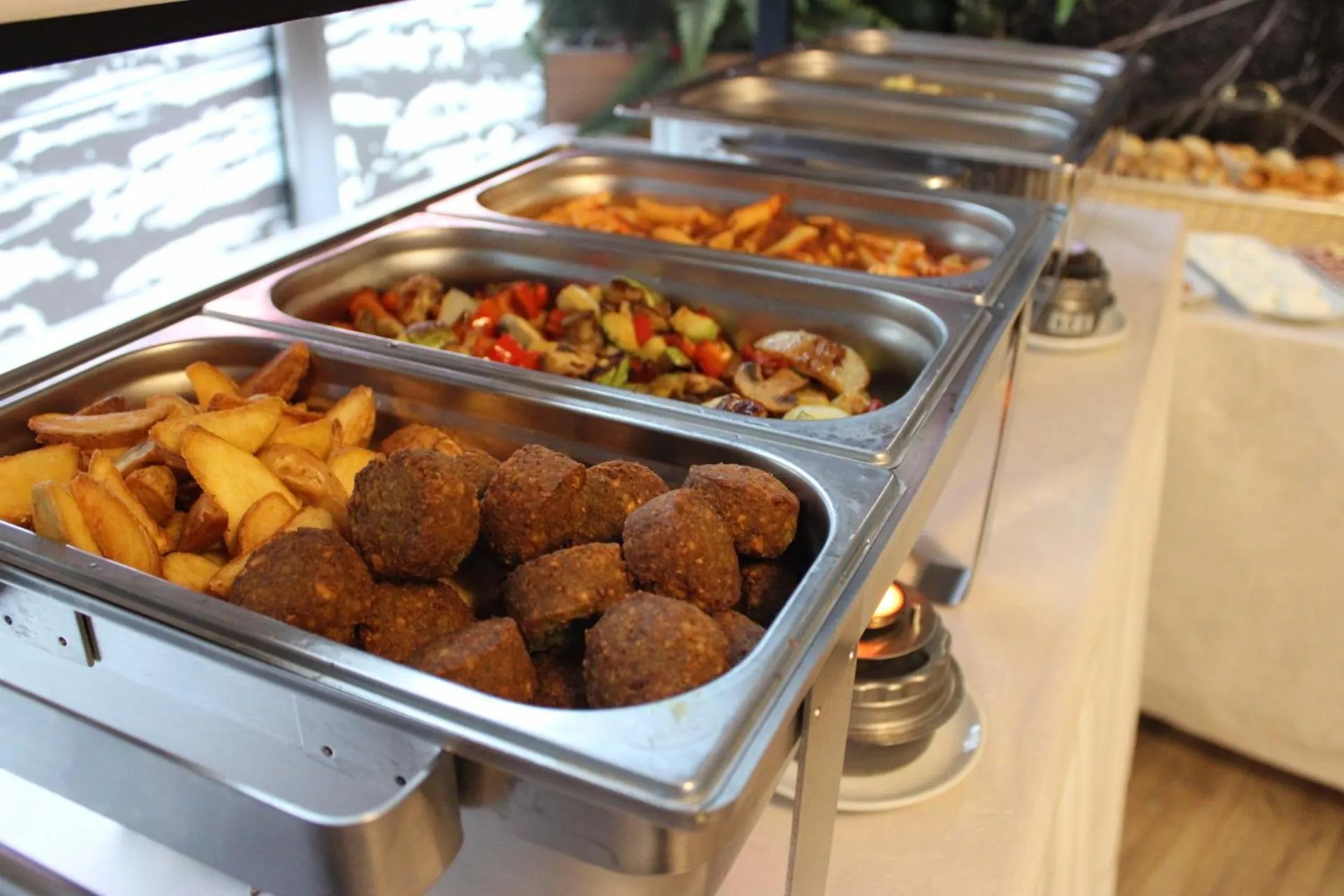 Restaurant/places to eat in Orange Hotel